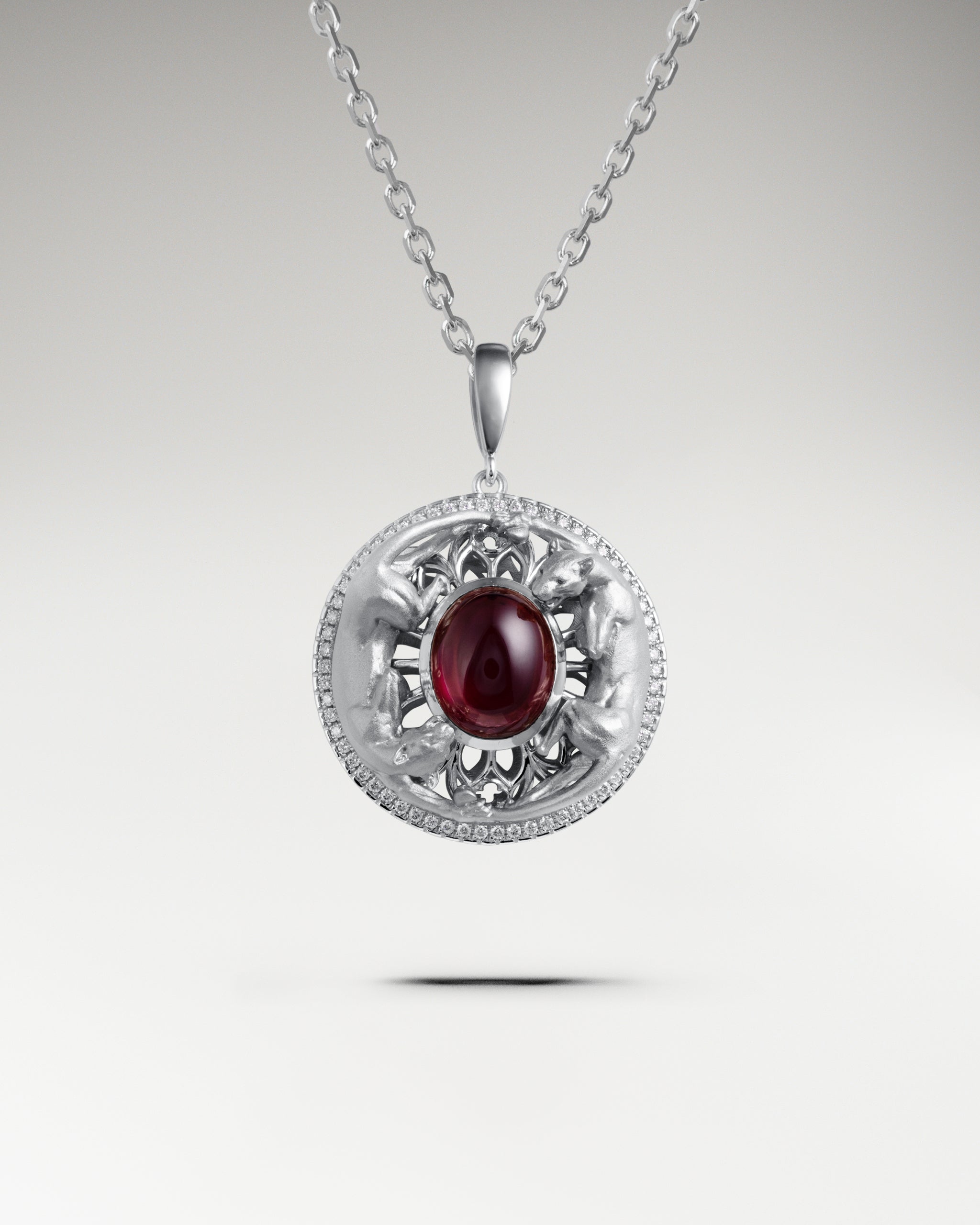 ペリドットとダイヤモンドをあしらったゴールドのツインパンサー メダリオン リング