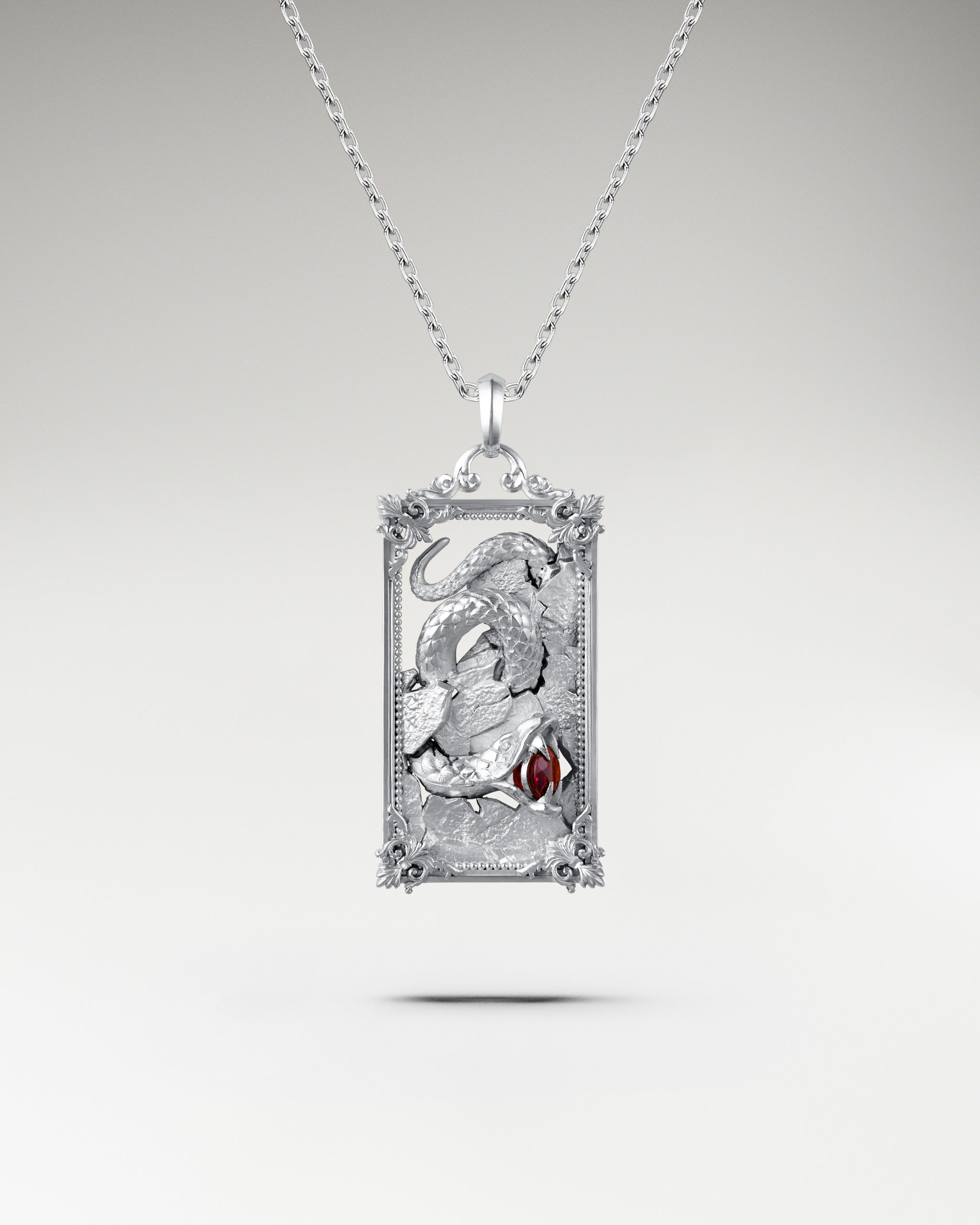 Le collier pendentif interdit en argent sterling avec grenat