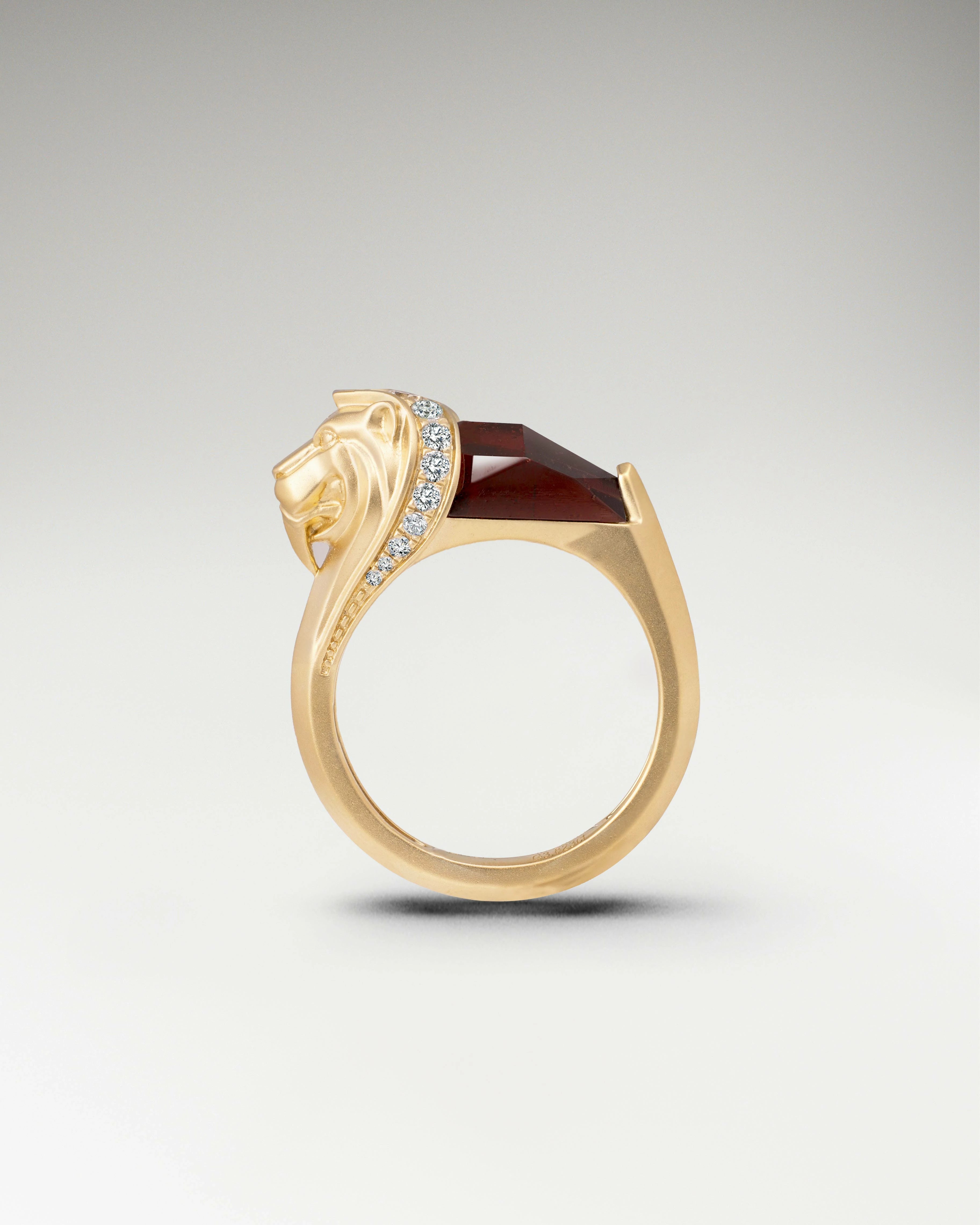 ガーネットとモアサナイトをあしらったスターリングシルバーのライオン スターライト リング