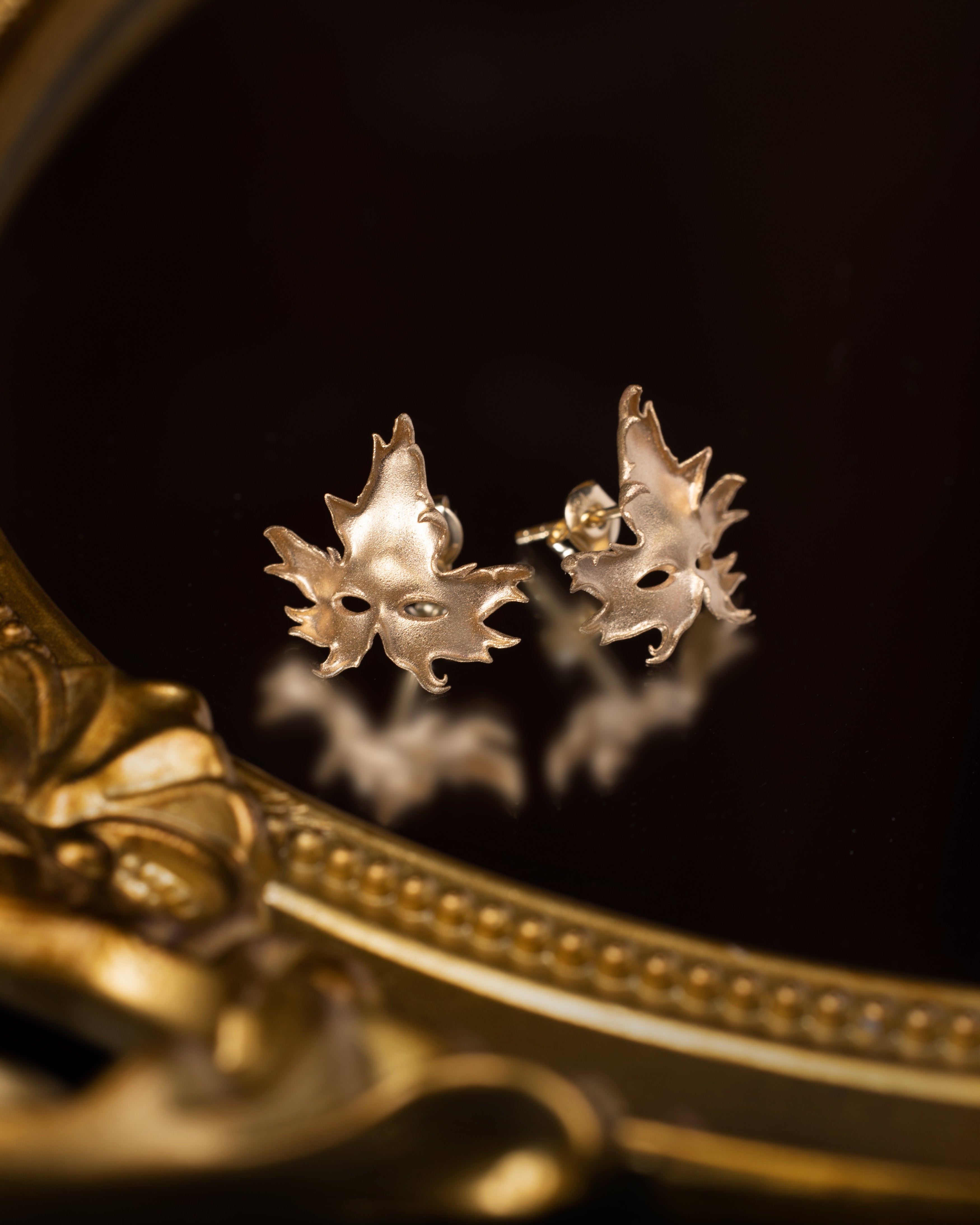 Aretes con forma de máscara de hoja de arce en plata de ley