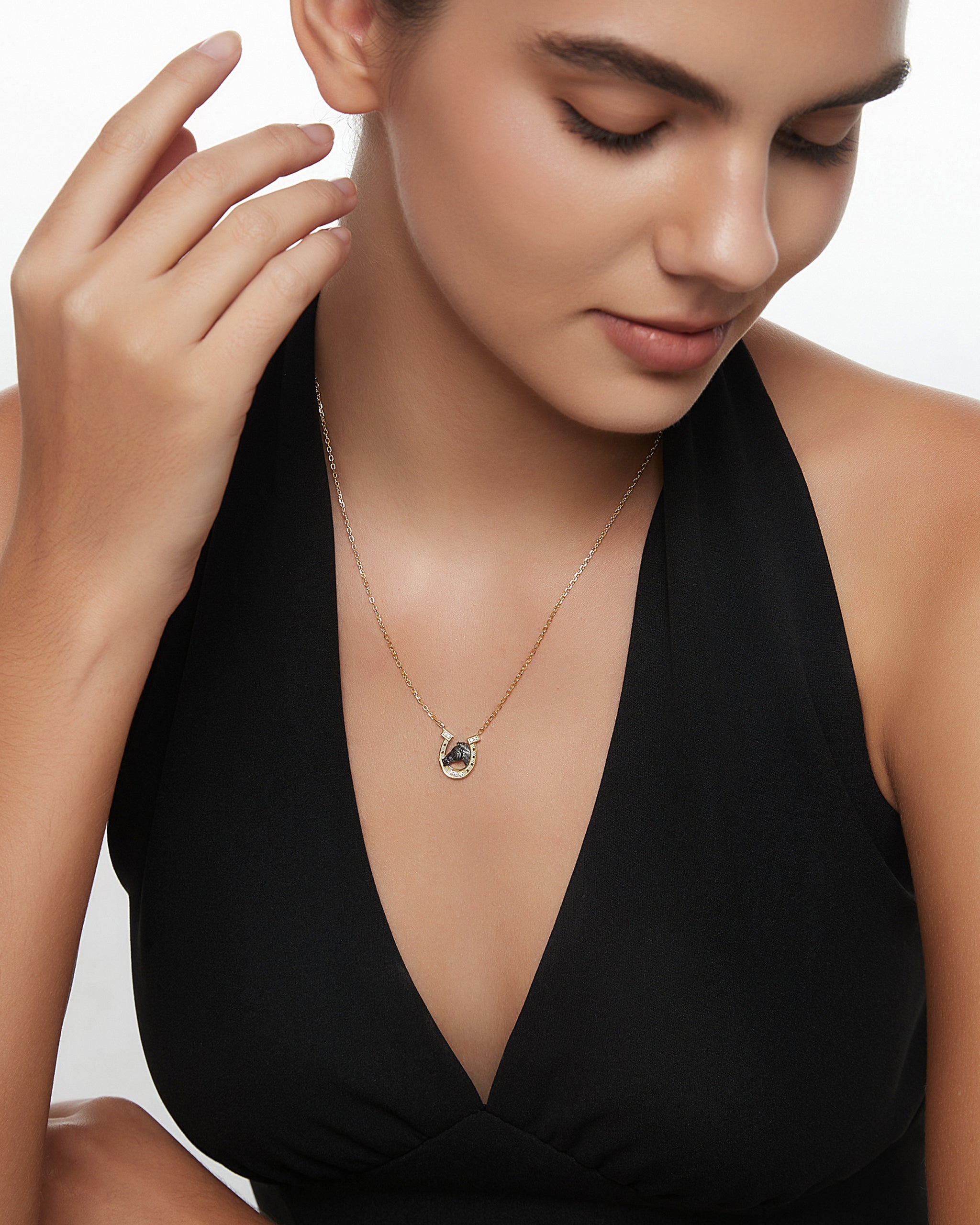 モアッサナイト付きスターリングシルバーの馬蹄彫刻ペンダント