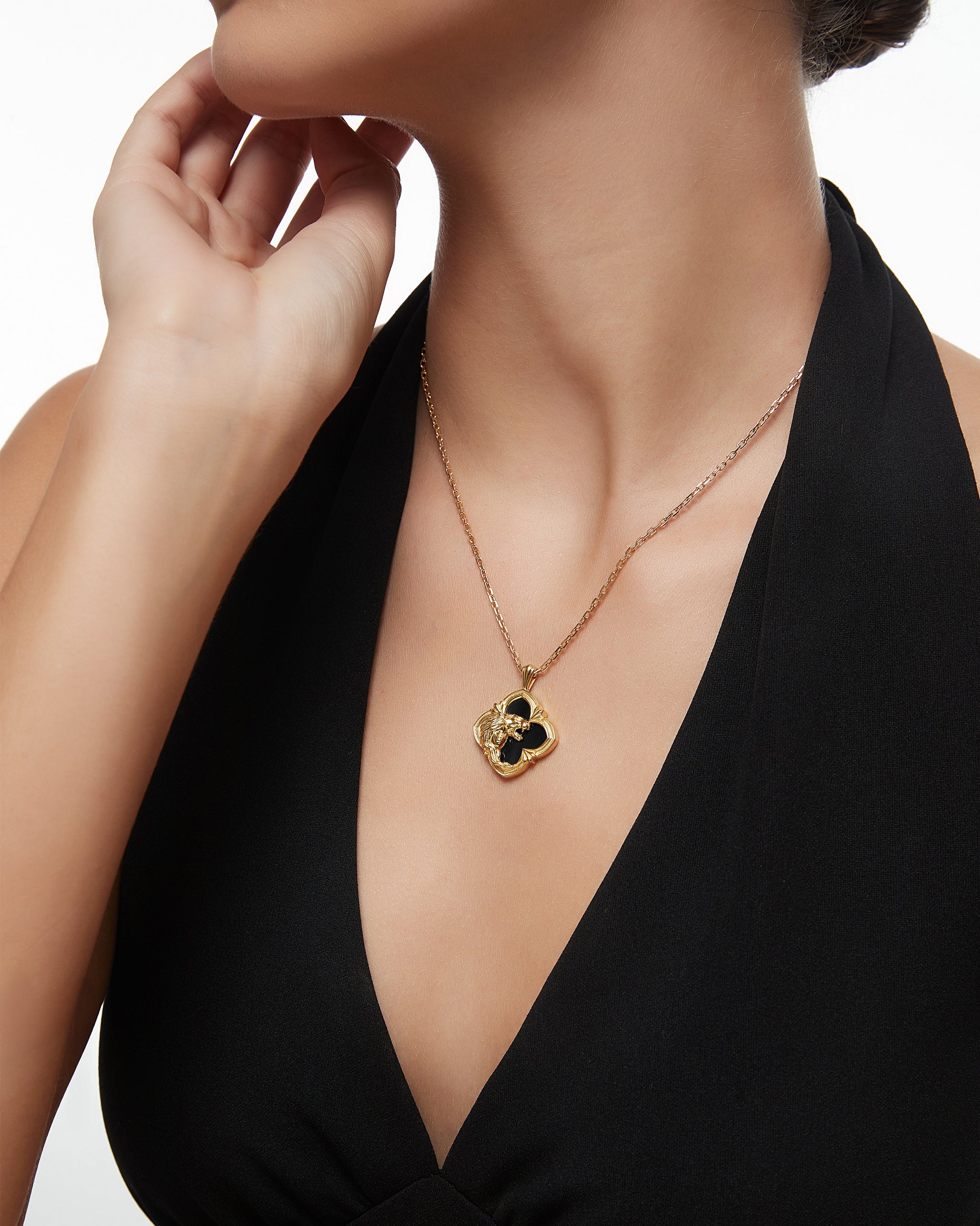 ブラックメノウを使用したゴールドのワイルドエンカウンターペンダントネックレス