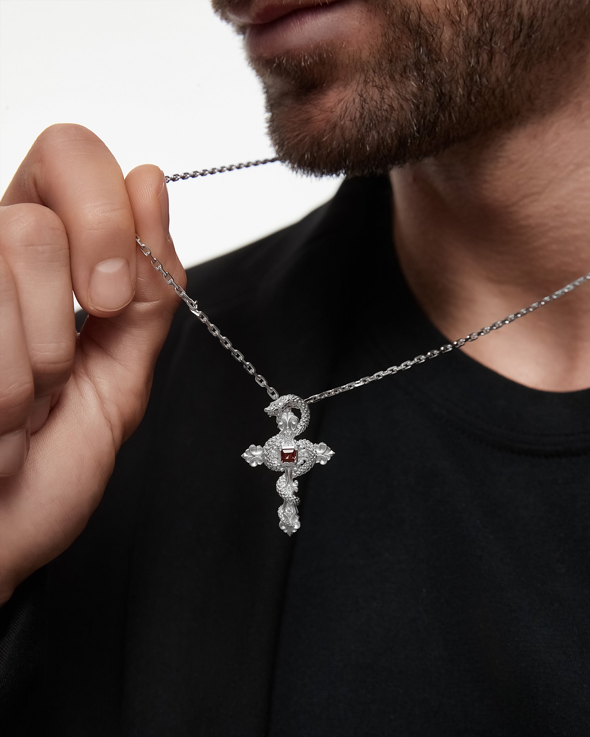 ガーネットをあしらったスターリングシルバーの禁断のペンダントネックレス
