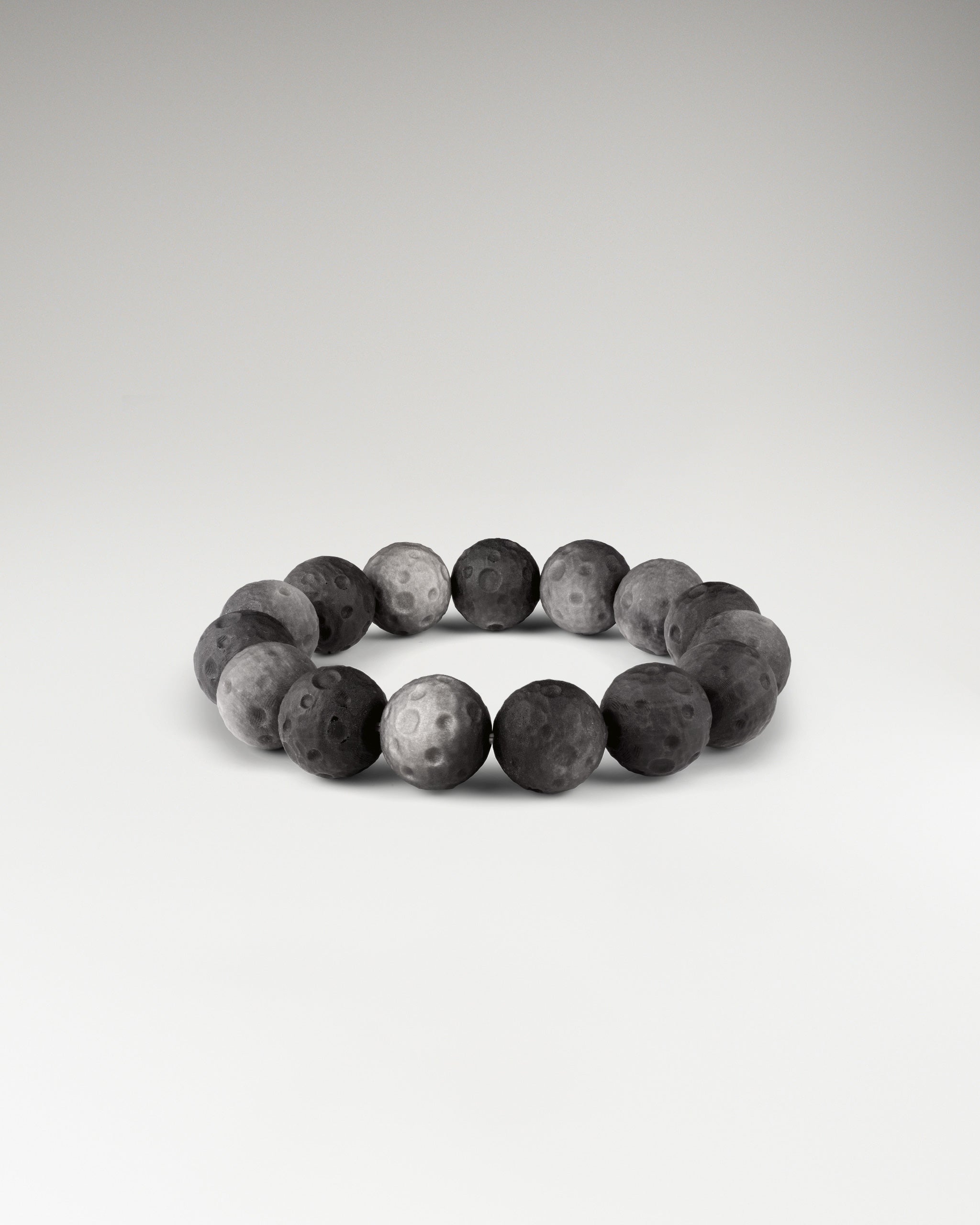 Aretes con forma de máscara de hoja de arce en plata de ley