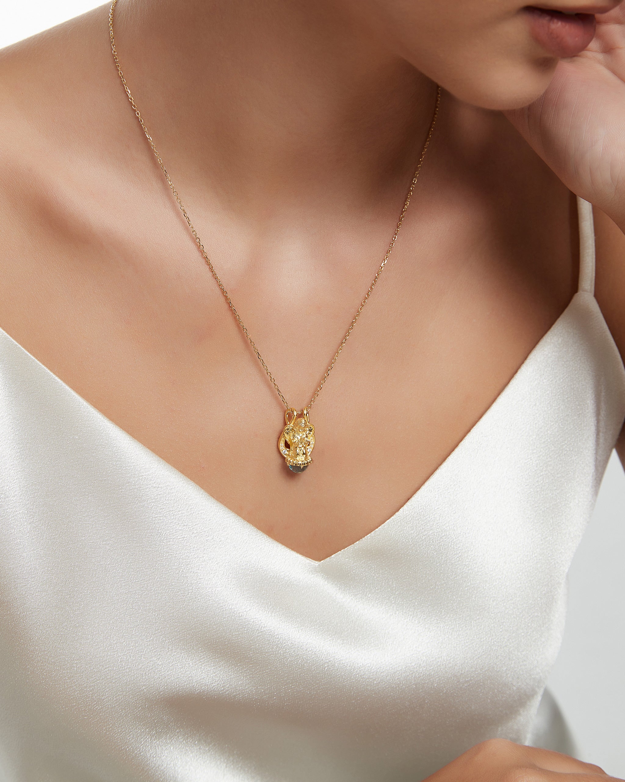 スピネルとダイヤモンドをあしらったゴールドのリラエンジェルペンダントネックレス