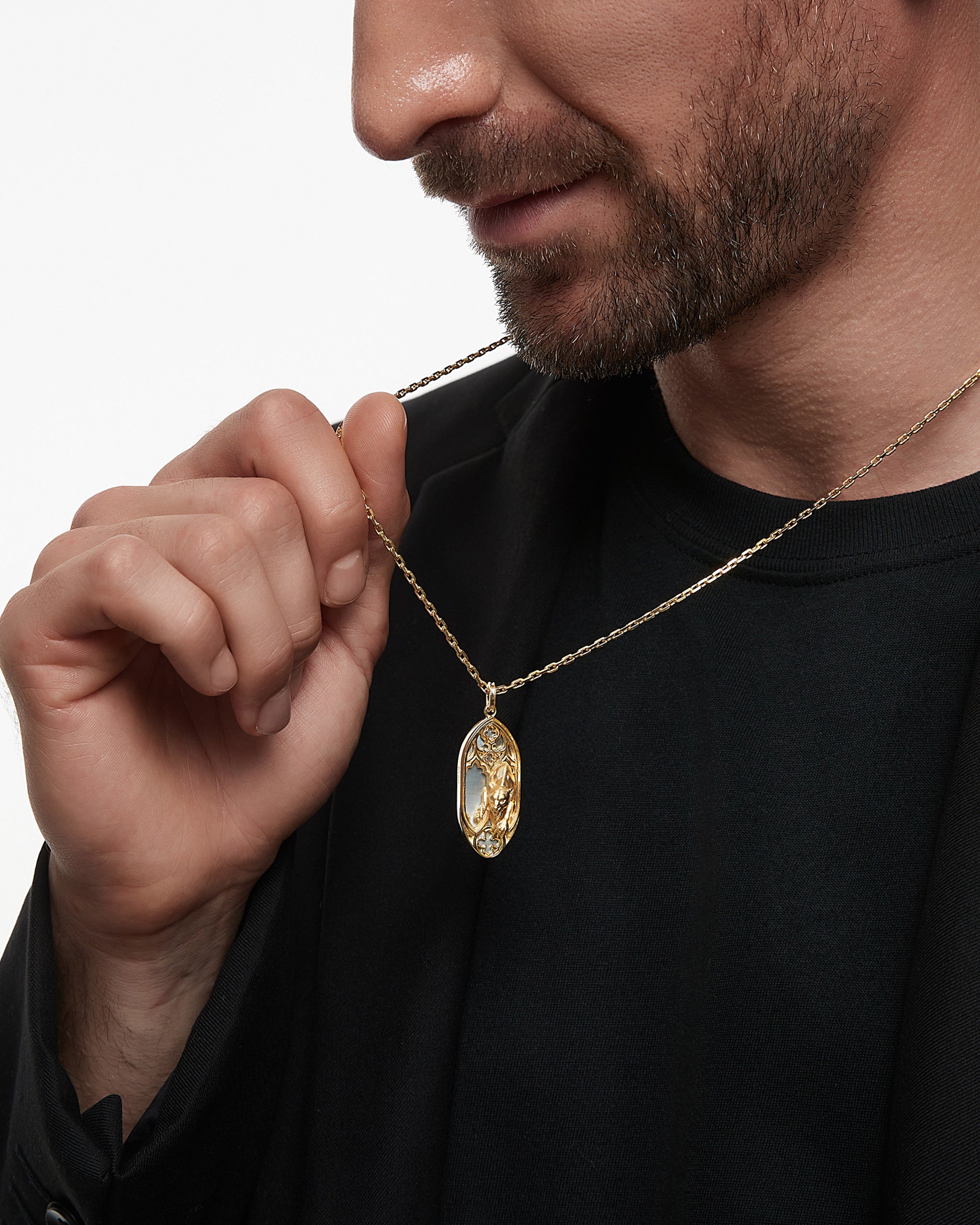 Collar Dusk Guardian en plata de ley con nácar negro