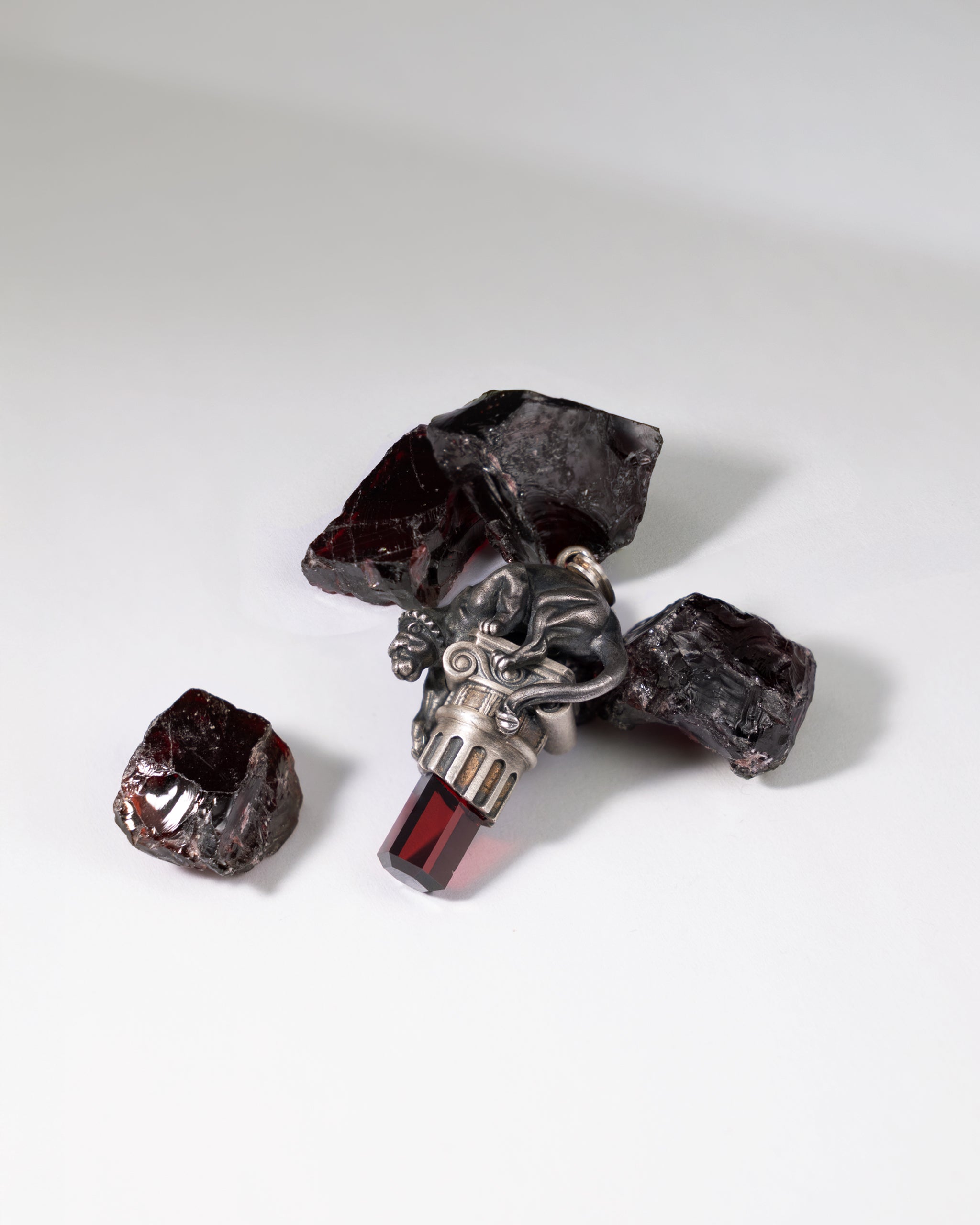 Panther's Gaze ペンダント ネックレス (スターリングシルバーとガーネット)