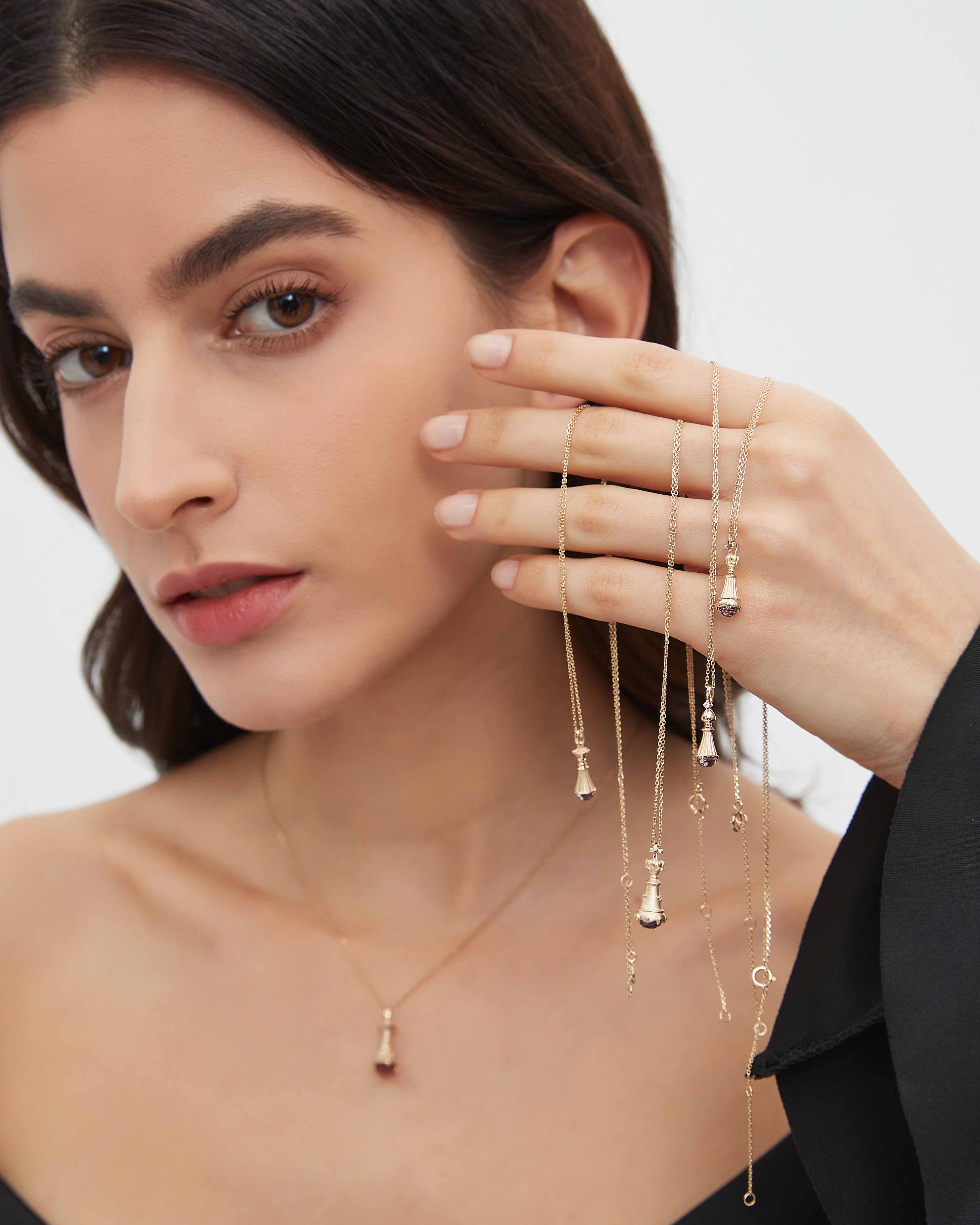 Collana Con Pendente La Regina In Oro Con Spinello