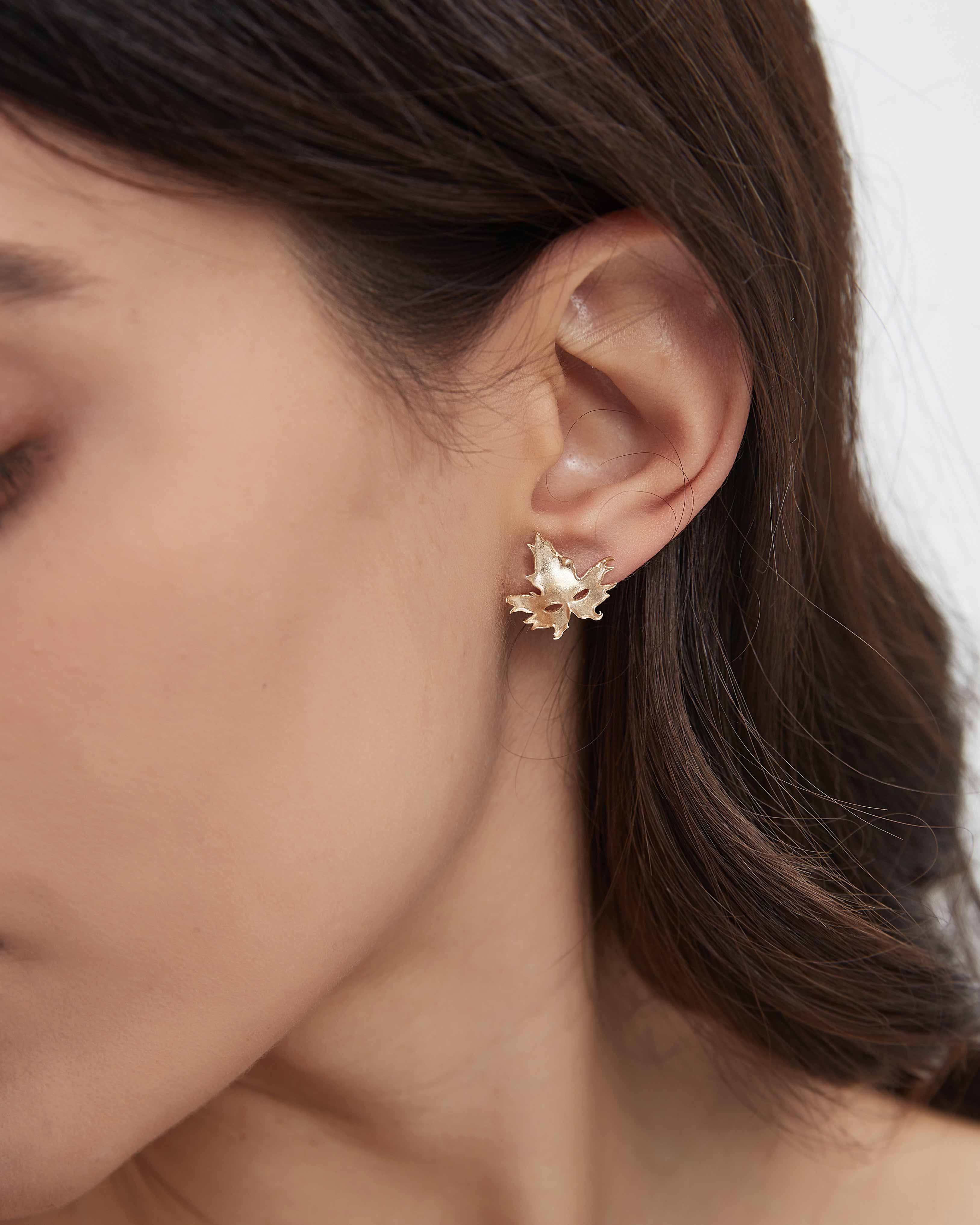 Aretes con forma de máscara de hoja de arce en plata de ley