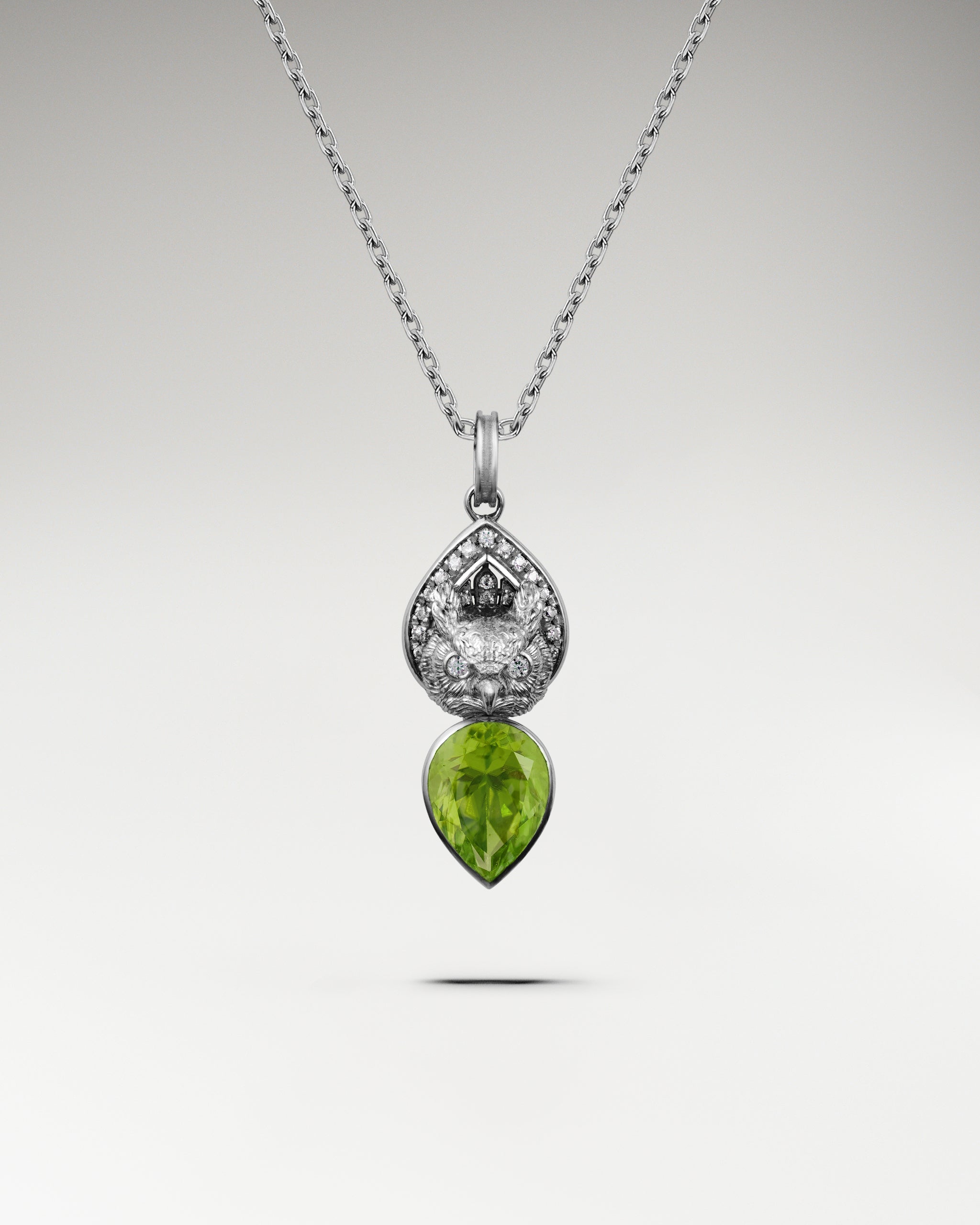 ブルートパーズ付きスターリングシルバー製『ウィズダムオウル』ネックレス