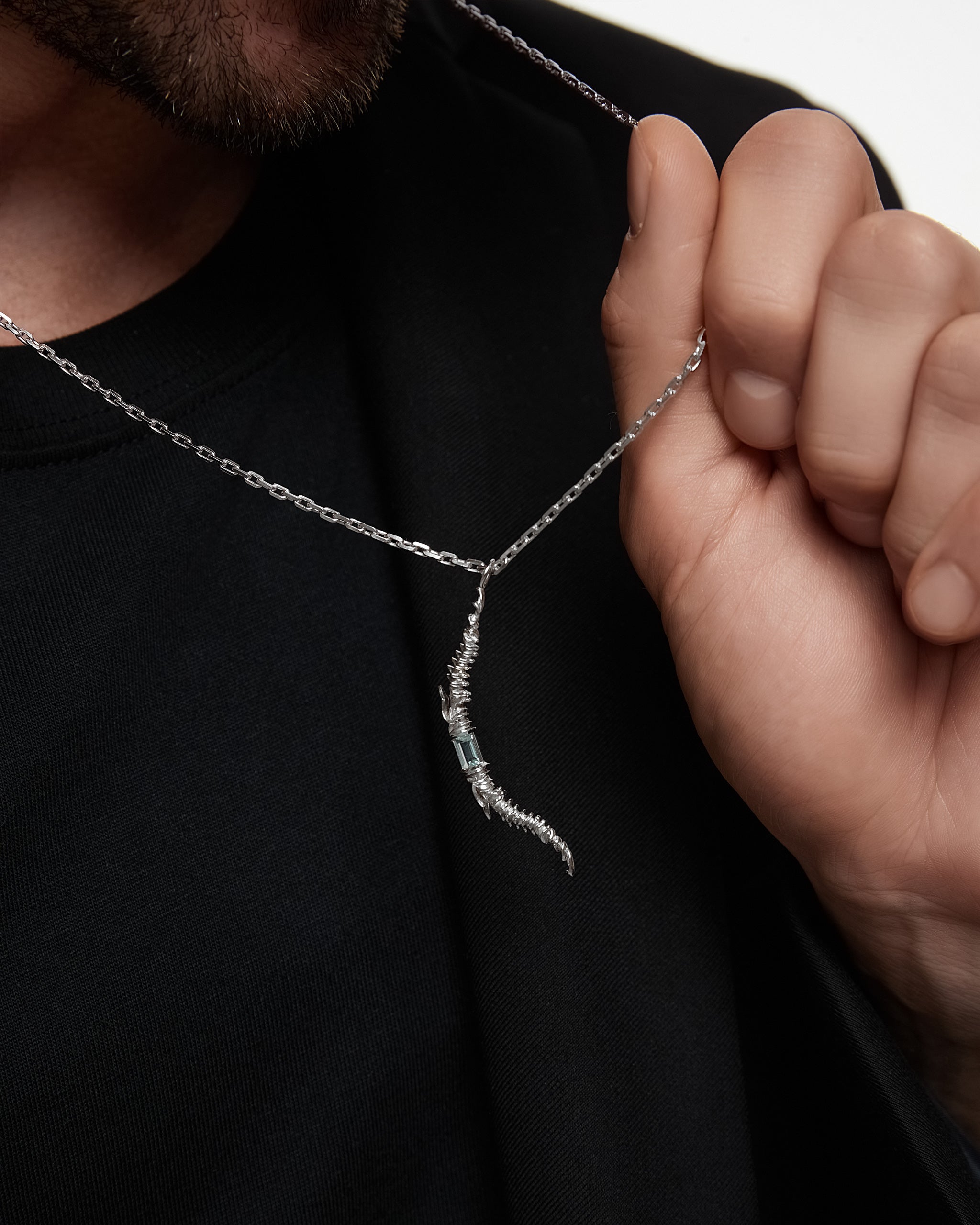 ブルートパーズ付きスターリングシルバーのガーディアンエンジェルネックレス