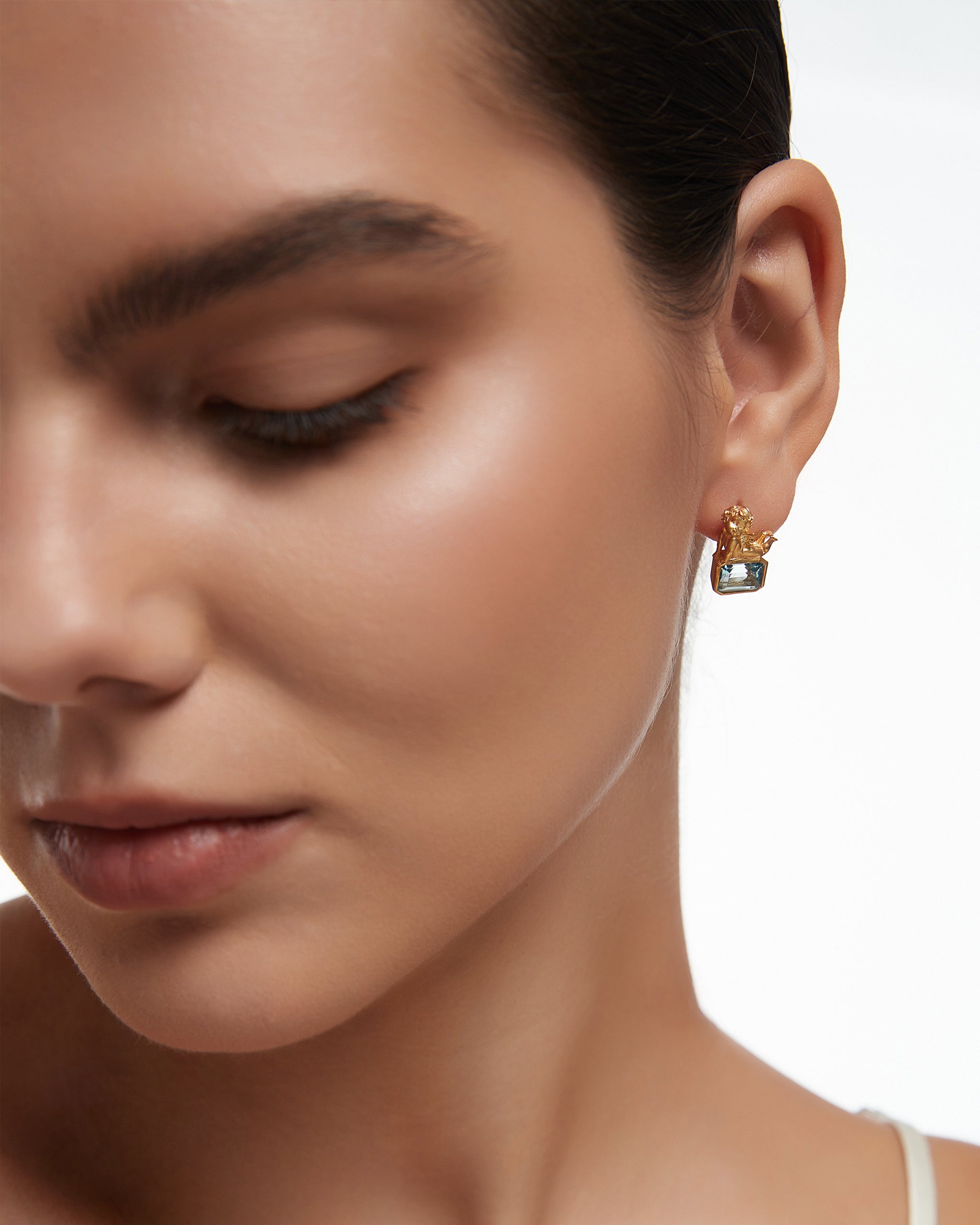 Pendientes colgantes de Cupido en plata de ley con topacio