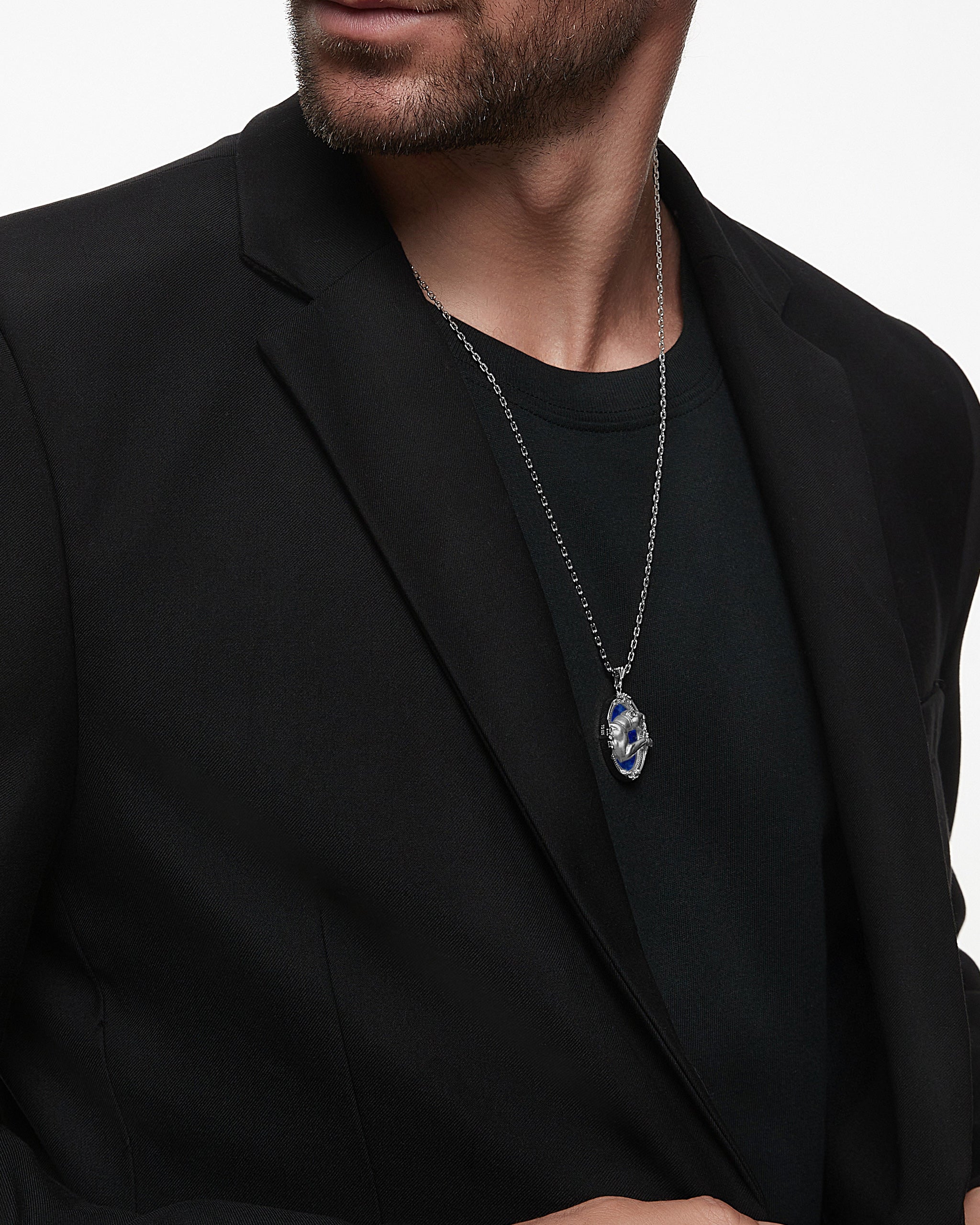 ラピスラズリをあしらったスターリングシルバーのサバンナ スピリット ペンダント