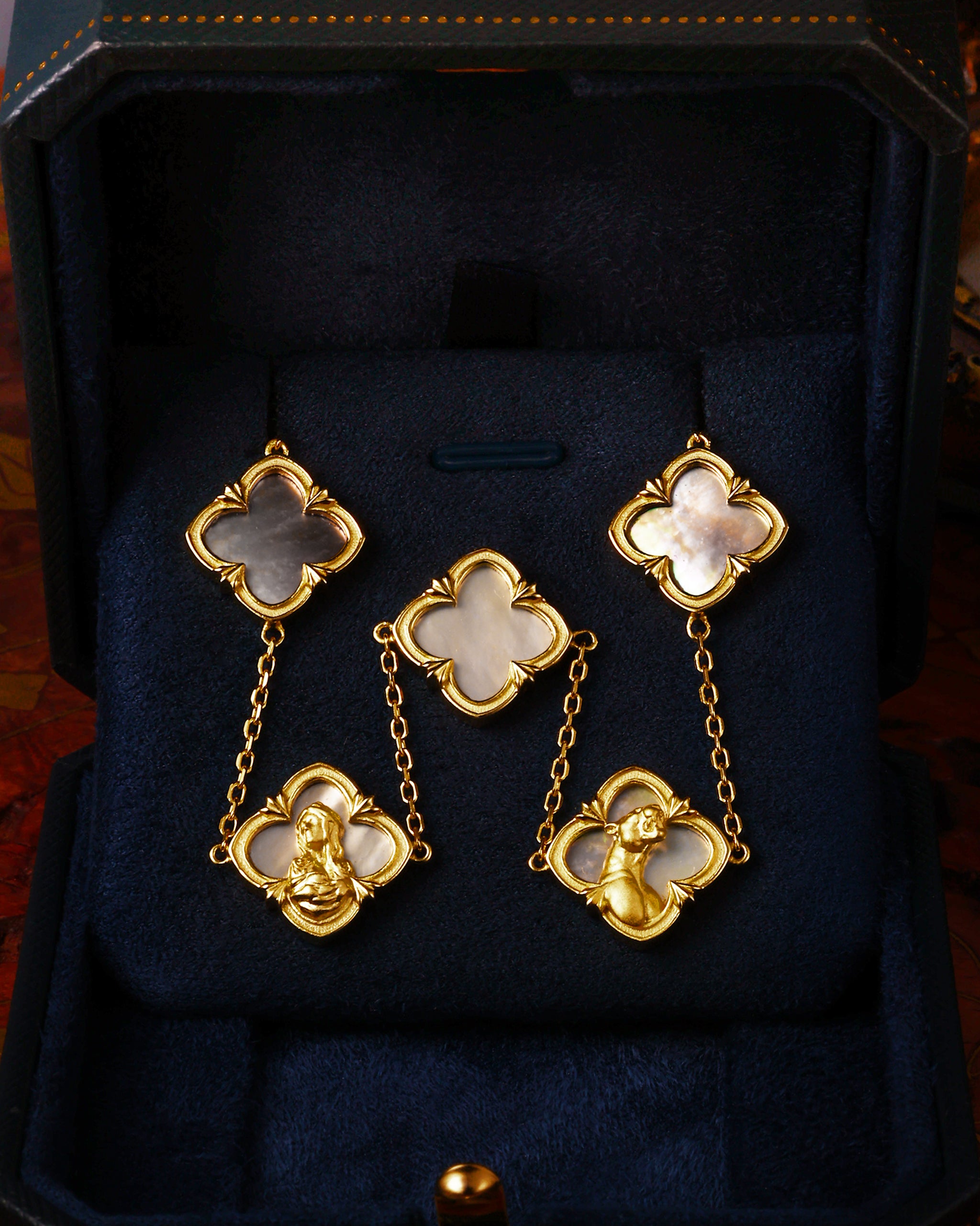 メープル リーフ マスク スタッド ピアス (スターリング シルバー)