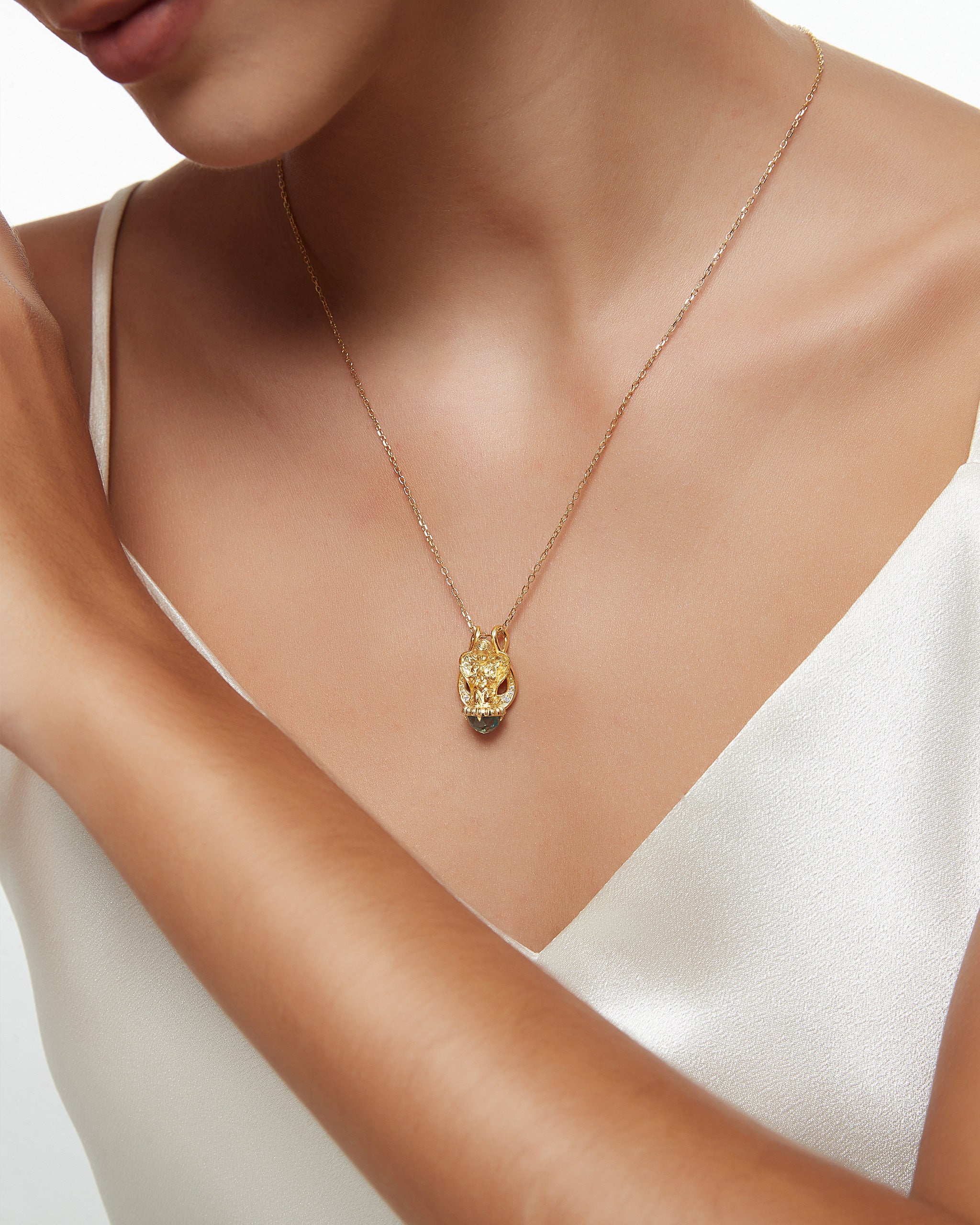 アメジストとモアサナイトをあしらったスターリングシルバーのリラエンジェルペンダントネックレス