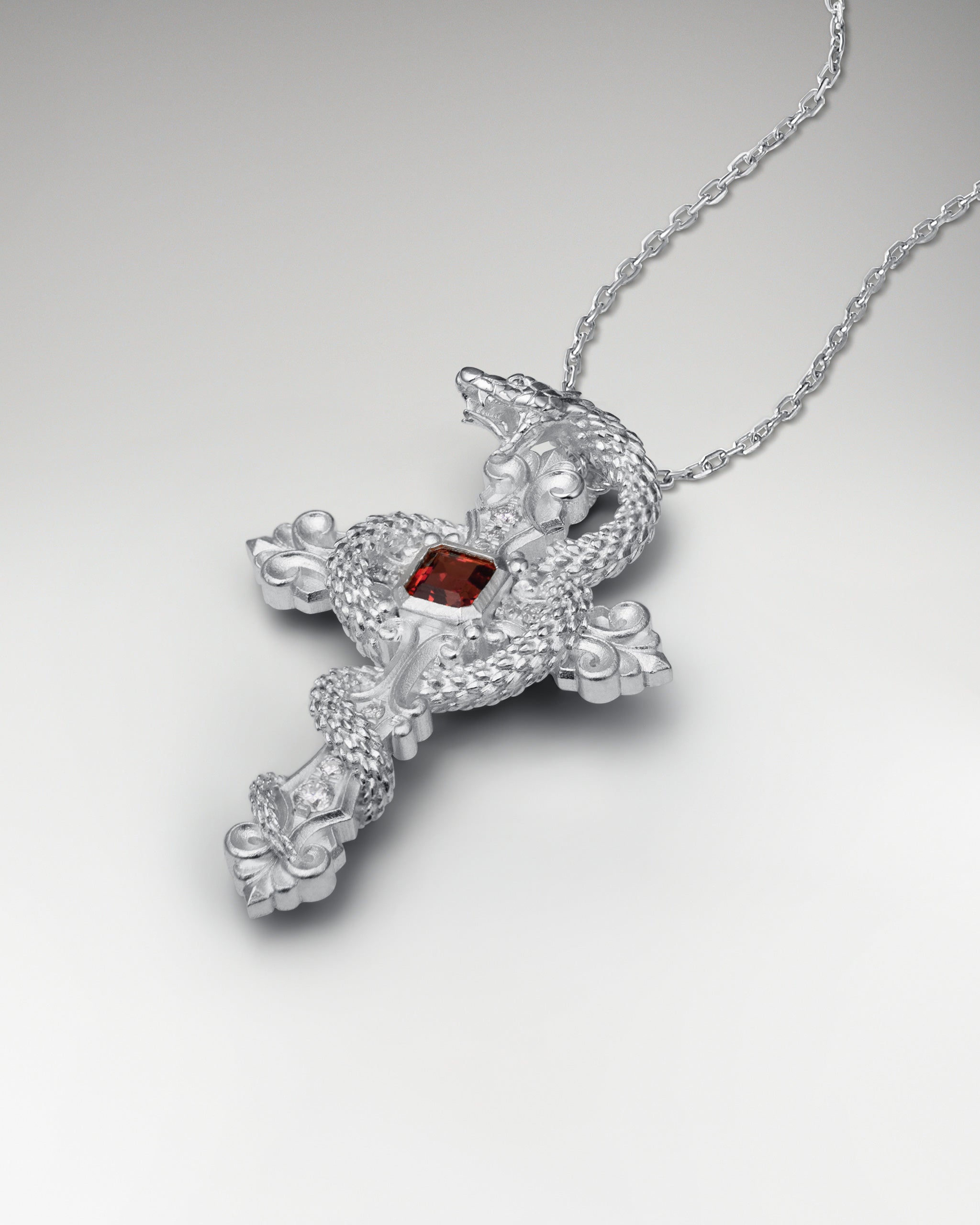 ガーネットをあしらったスターリングシルバーの禁断のペンダントネックレス
