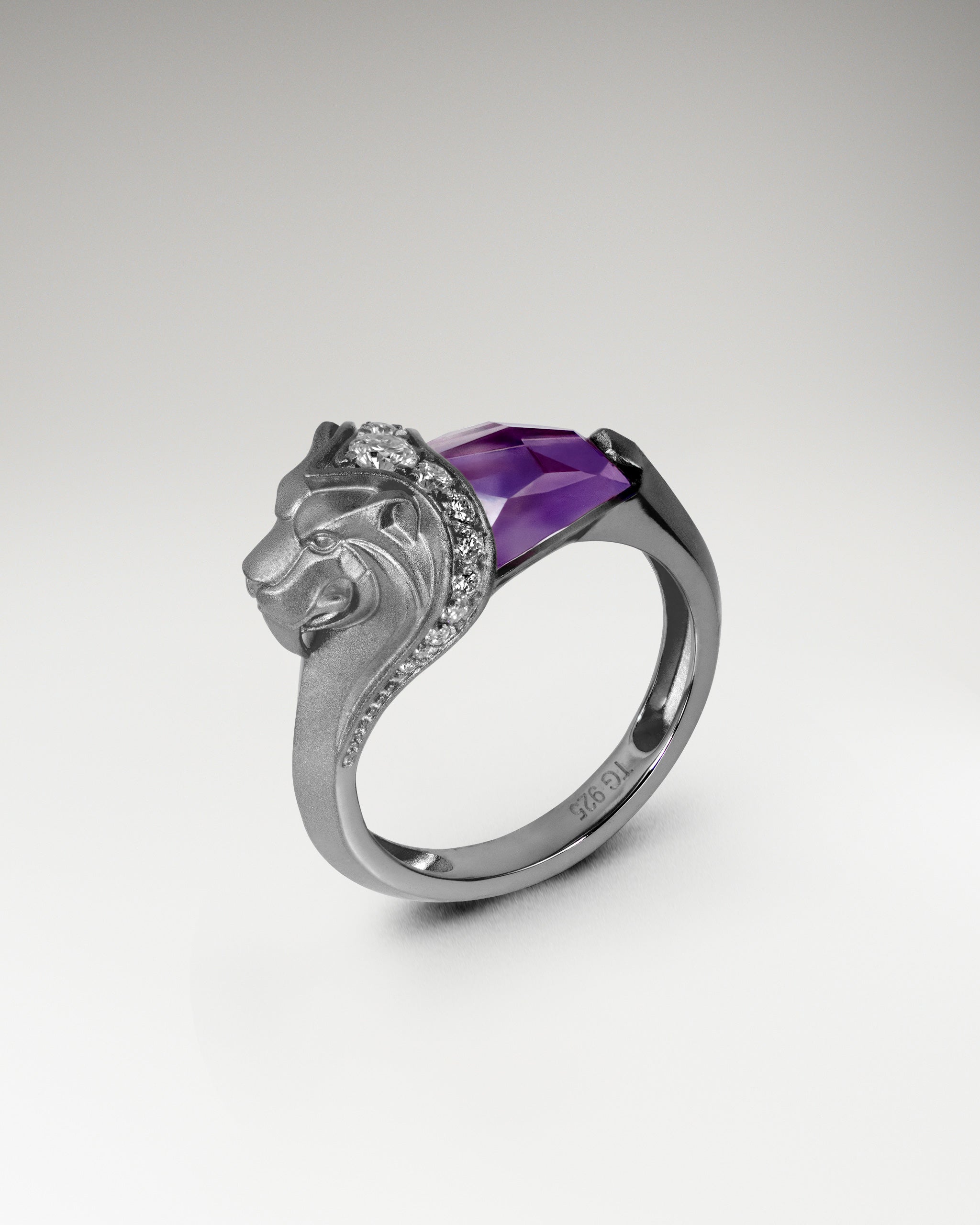 ガーネットとモアサナイトをあしらったスターリングシルバーのライオン スターライト リング