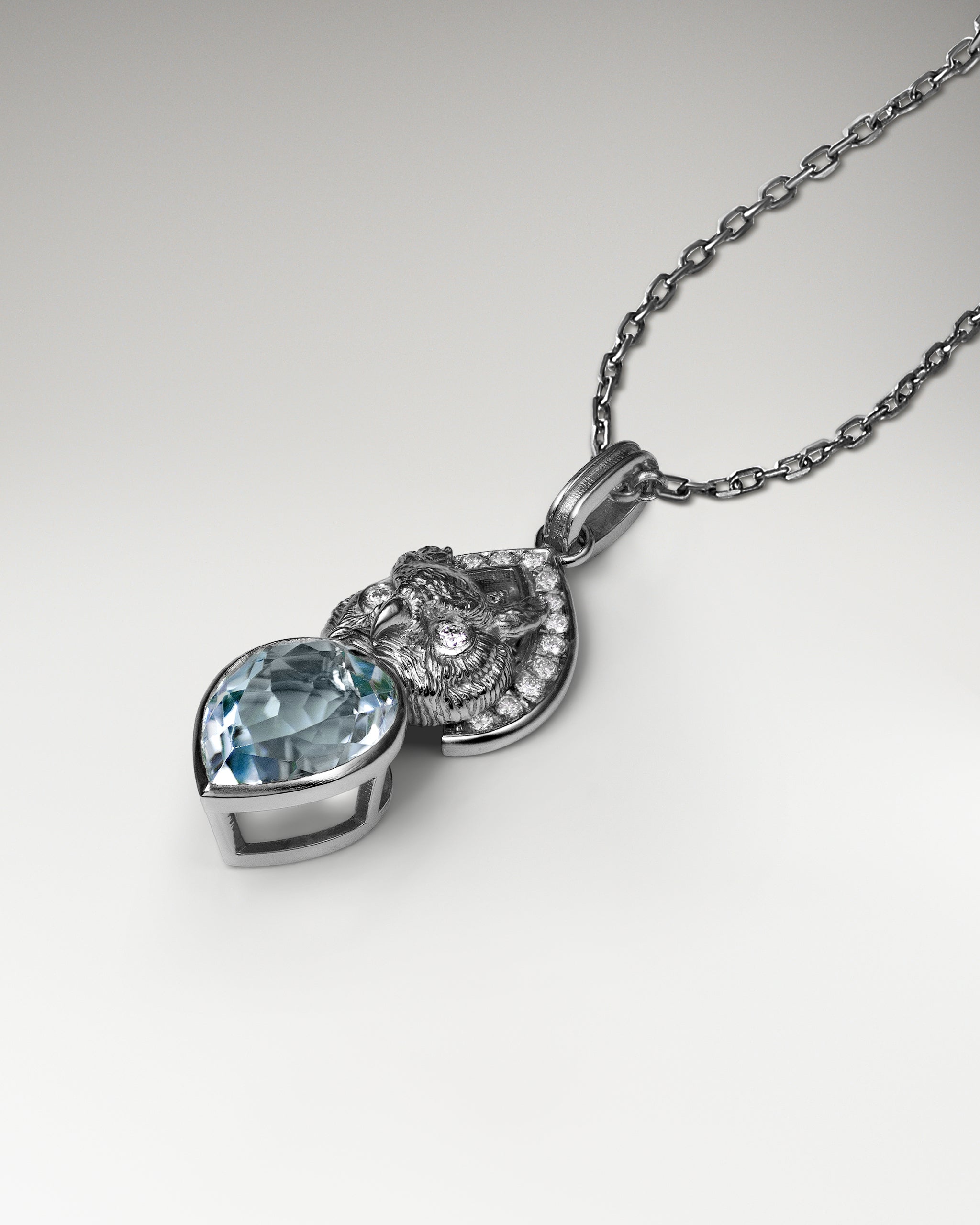 ブルートパーズ付きスターリングシルバーのガーディアンエンジェルネックレス