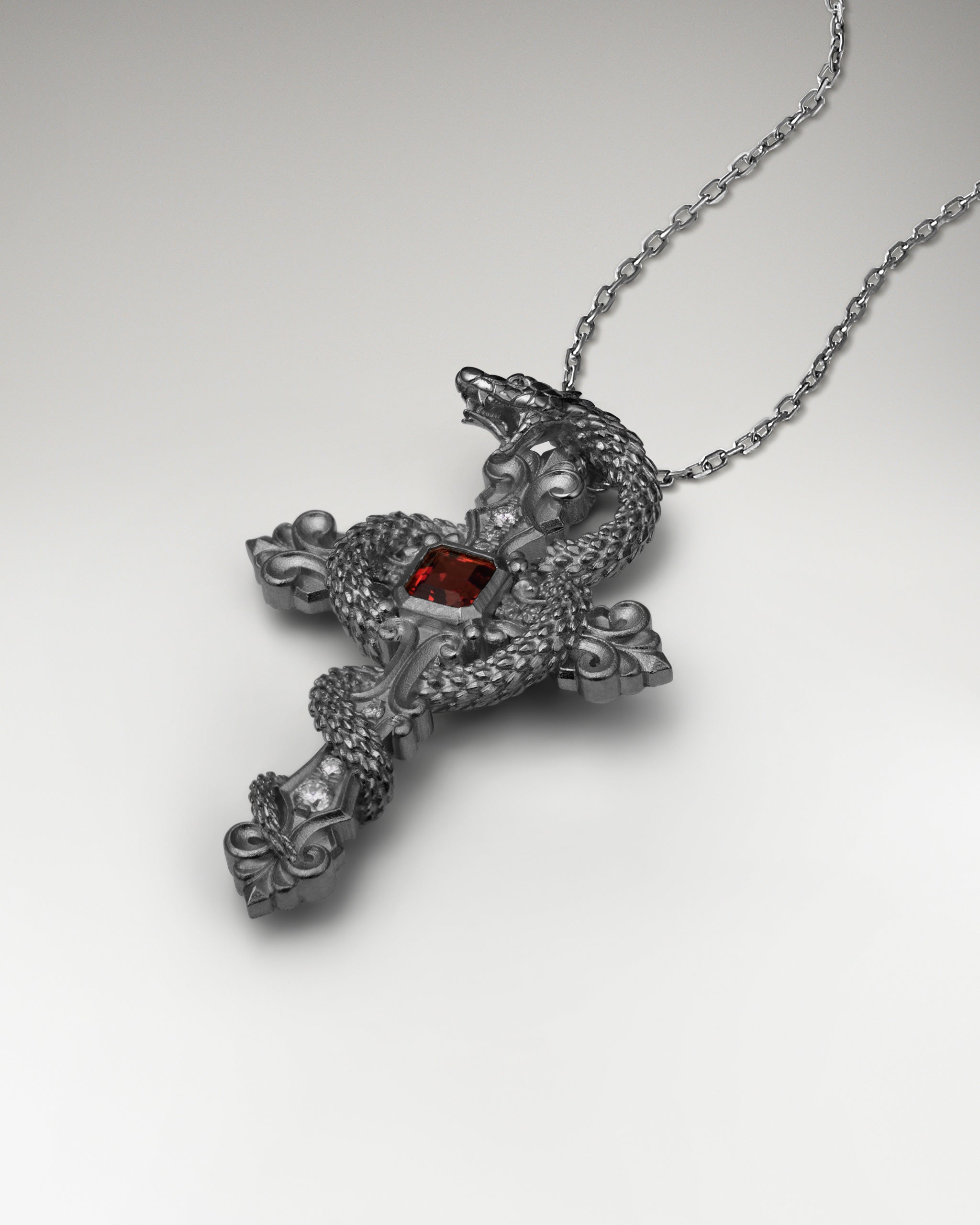 ガーネットをあしらったスターリングシルバーの禁断のペンダントネックレス