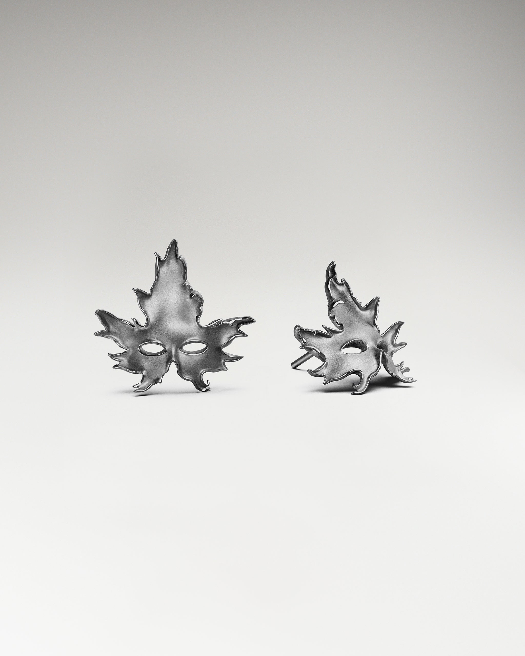 Aretes con forma de máscara de hoja de arce en plata de ley