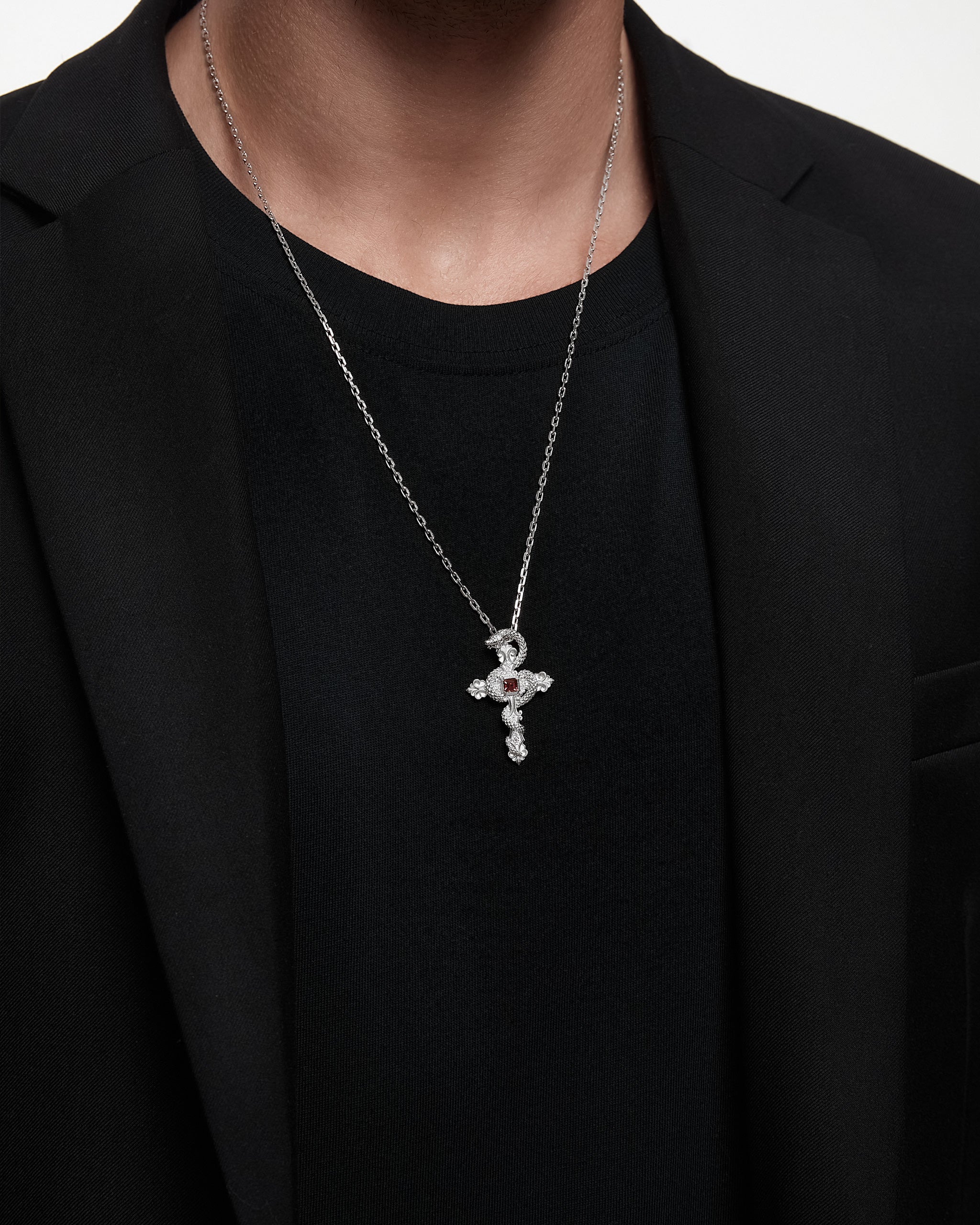 ガーネットをあしらったスターリングシルバーの禁断のペンダントネックレス