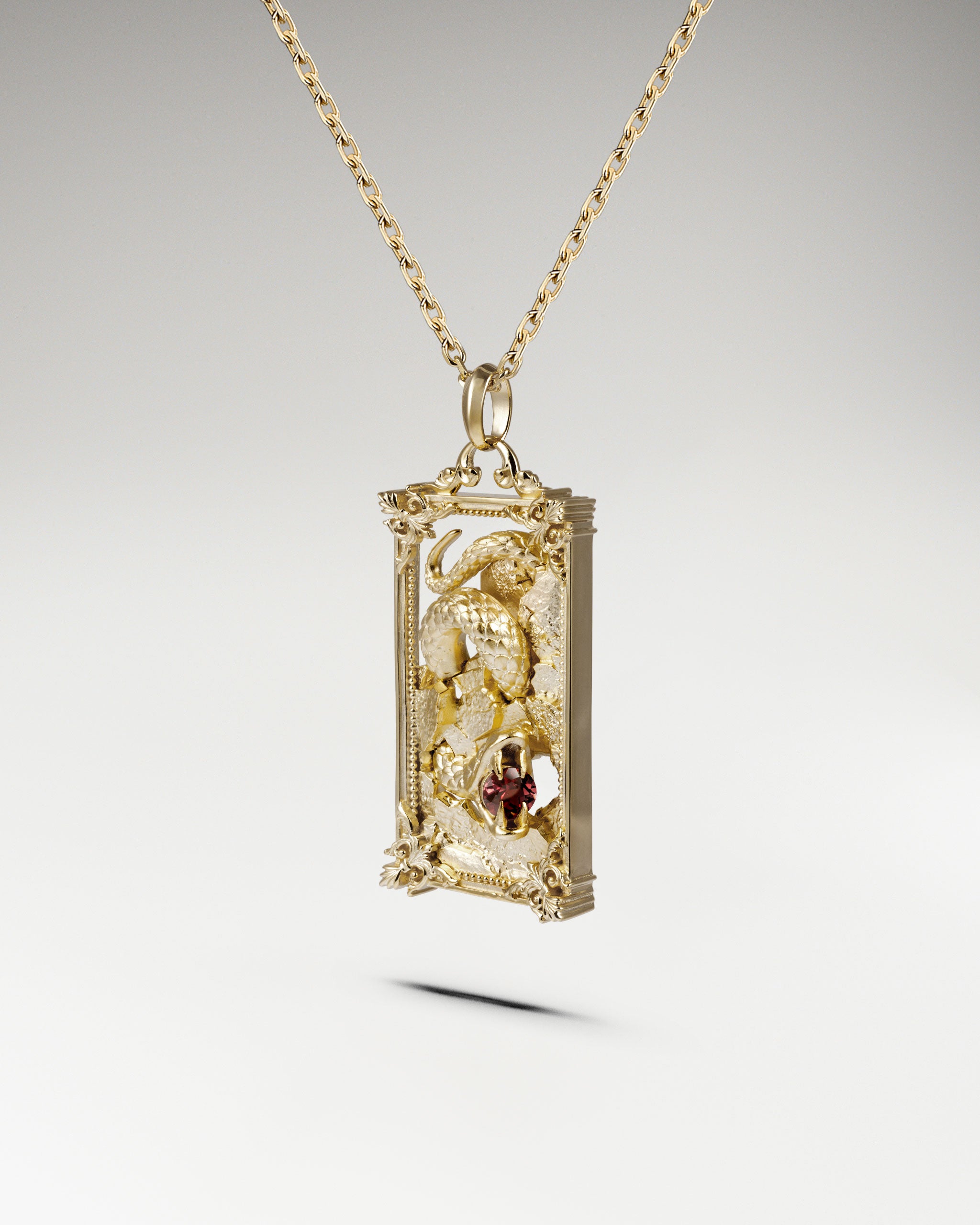 Le collier pendentif interdit en argent sterling avec grenat