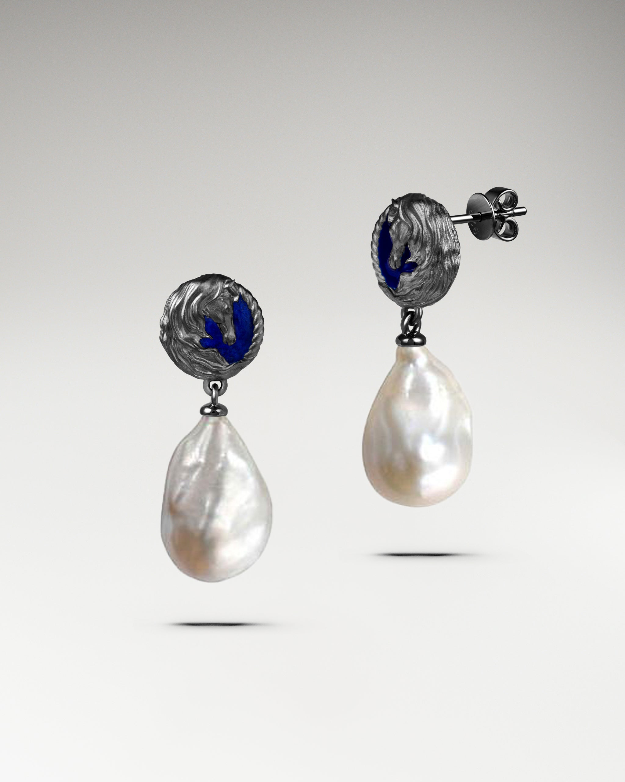 Hängeohrringe „Pferdeskulptur“ aus Gold mit Barockperle