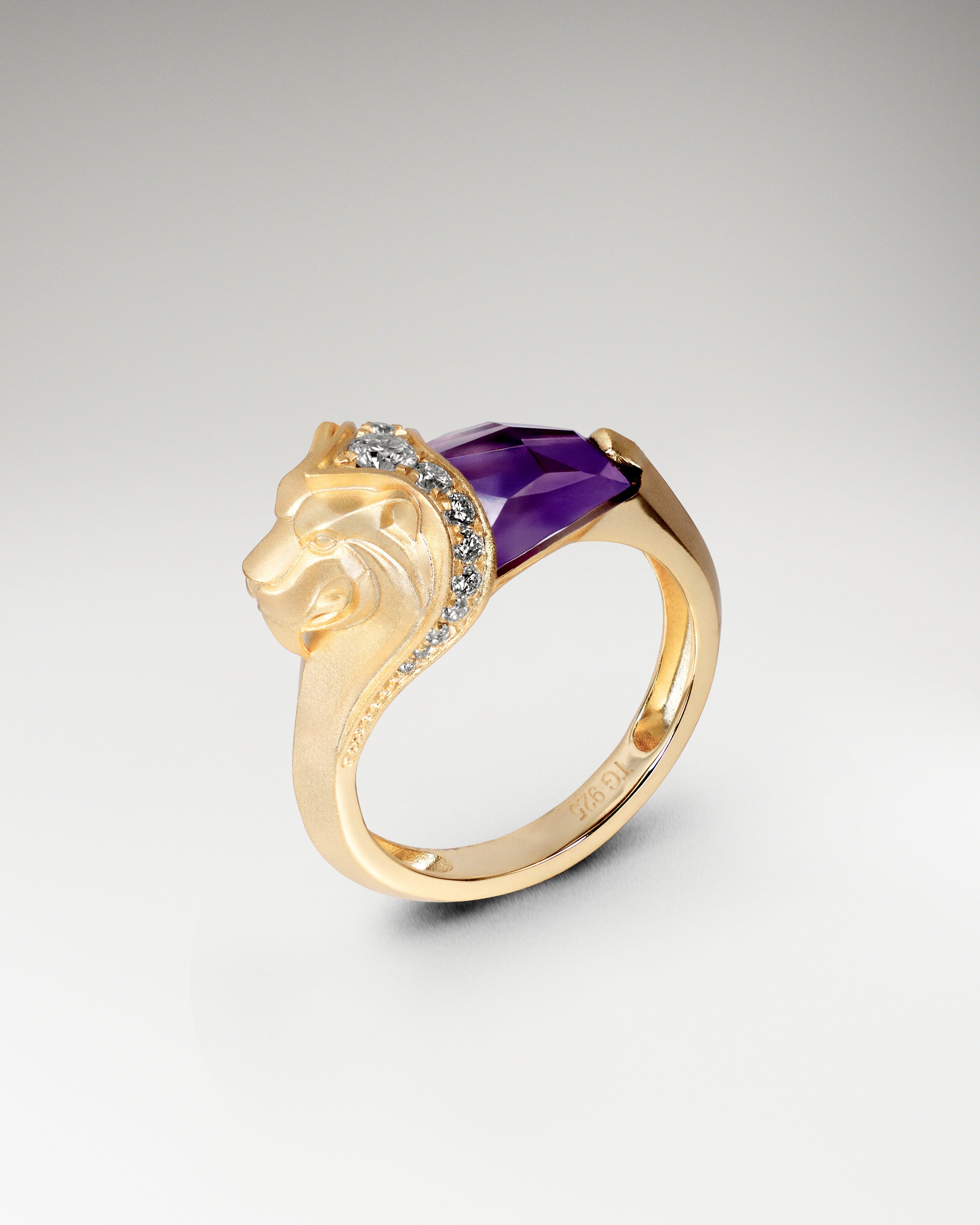 ガーネットとモアサナイトをあしらったスターリングシルバーのライオン スターライト リング