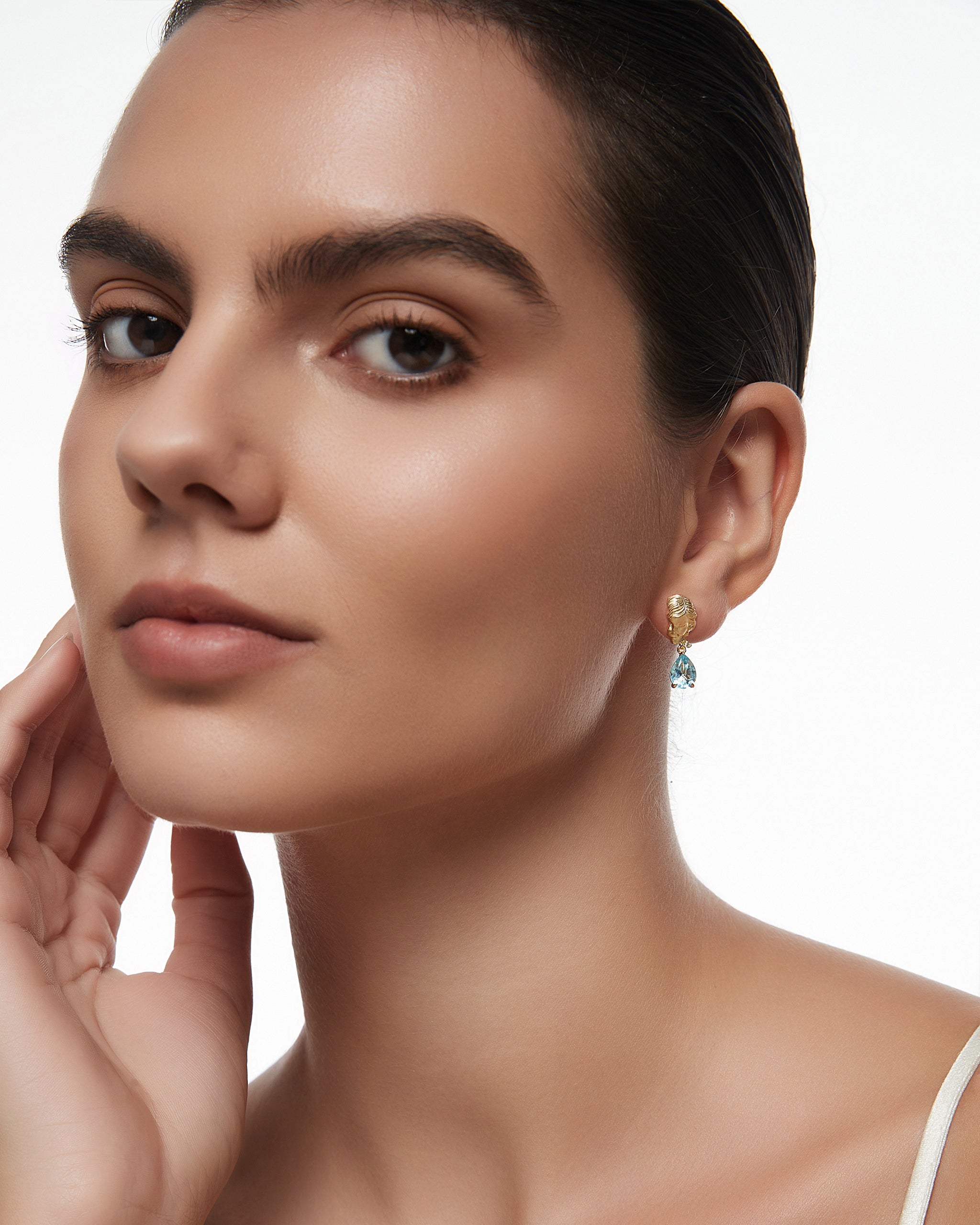 アクアマリン付きゴールドのキューピッドダングルイヤリング