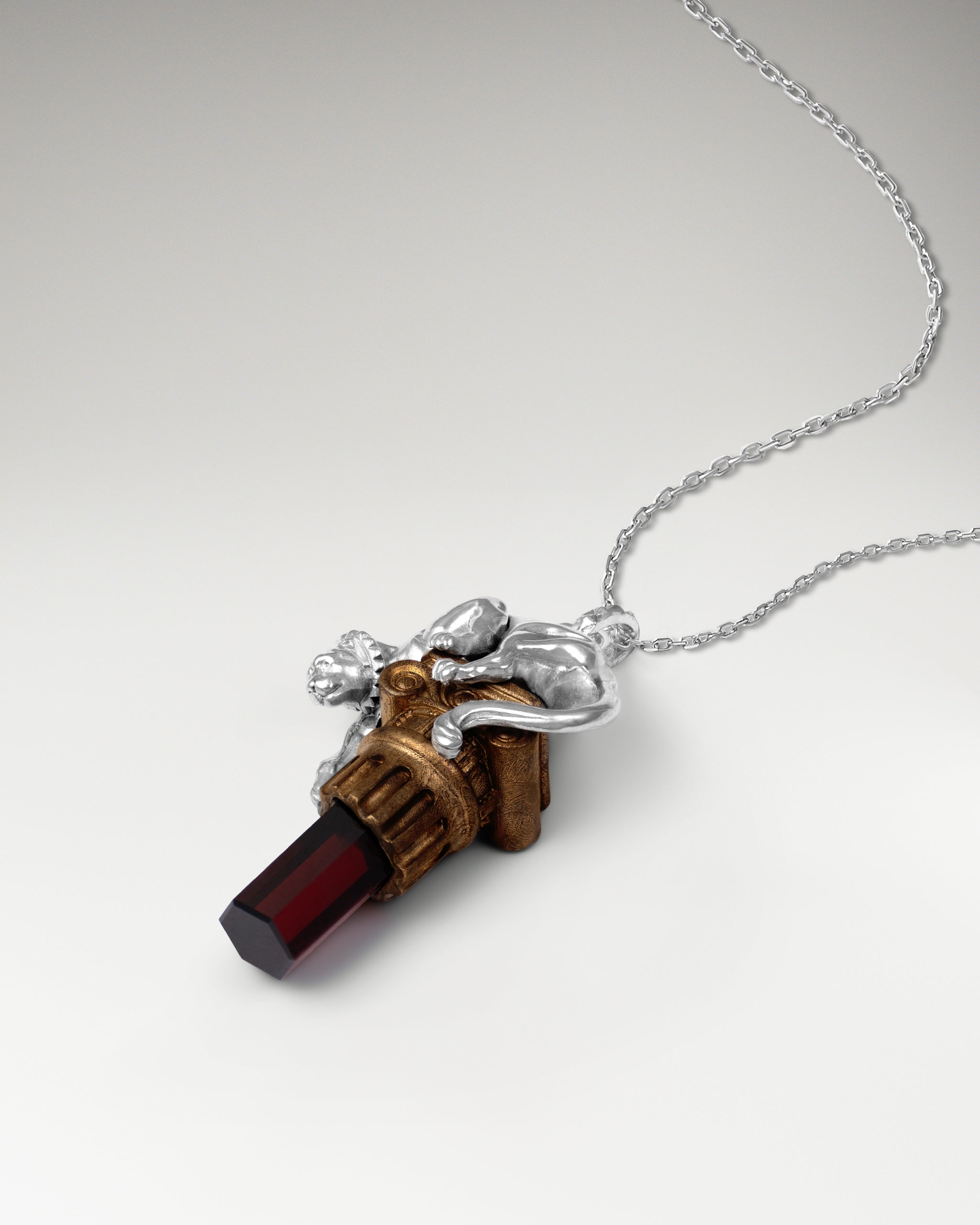 Panther's Gaze ペンダント ネックレス (スターリングシルバーとガーネット)