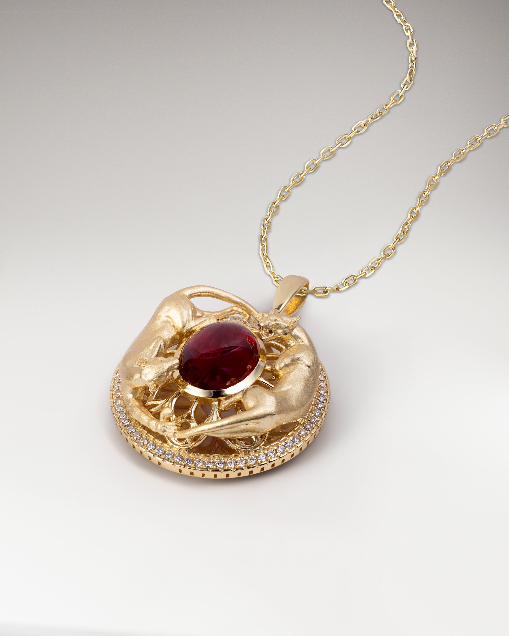 ペリドットとダイヤモンドをあしらったゴールドのツインパンサー メダリオン リング