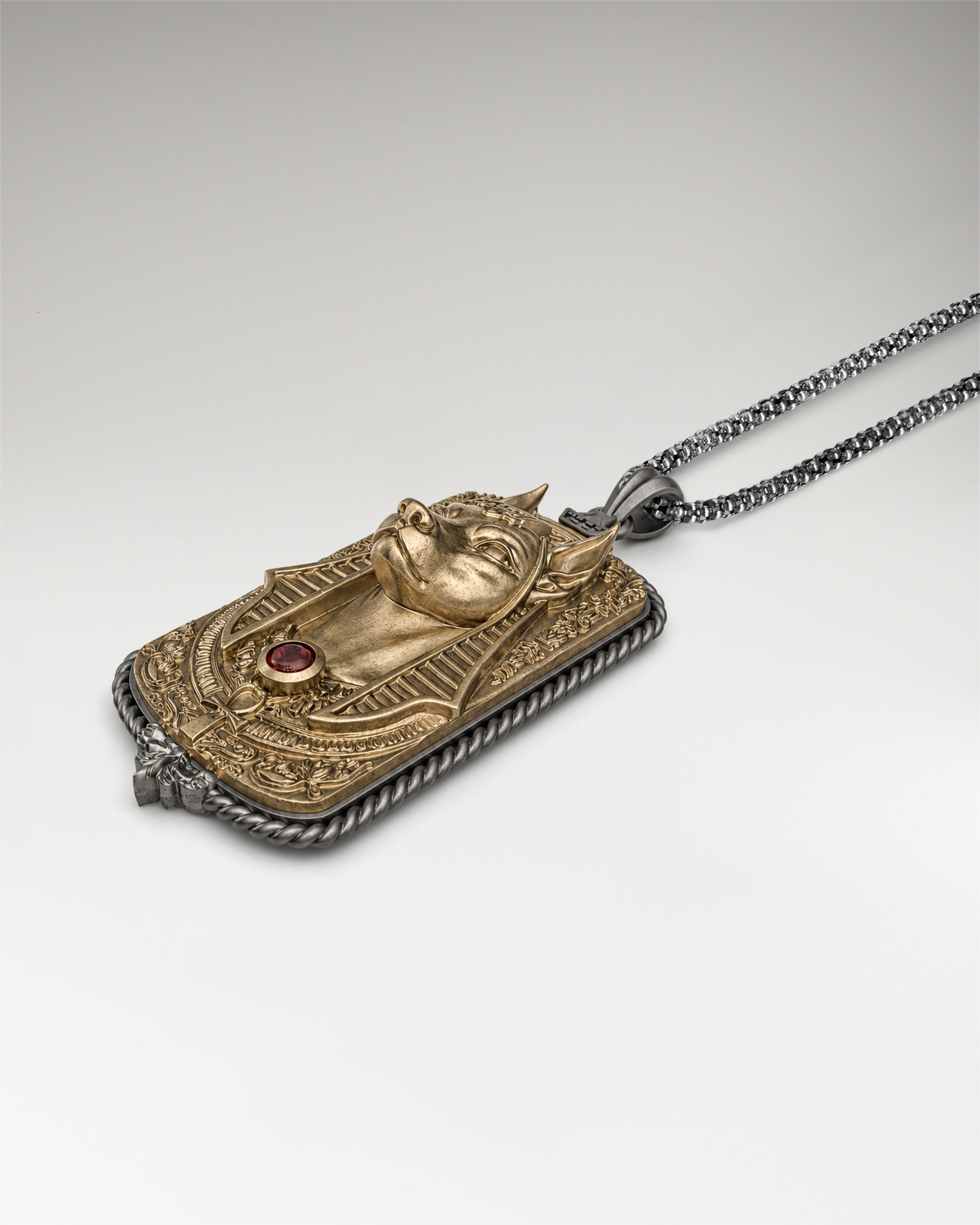 Dije de perro Anubis en plata de ley con granate