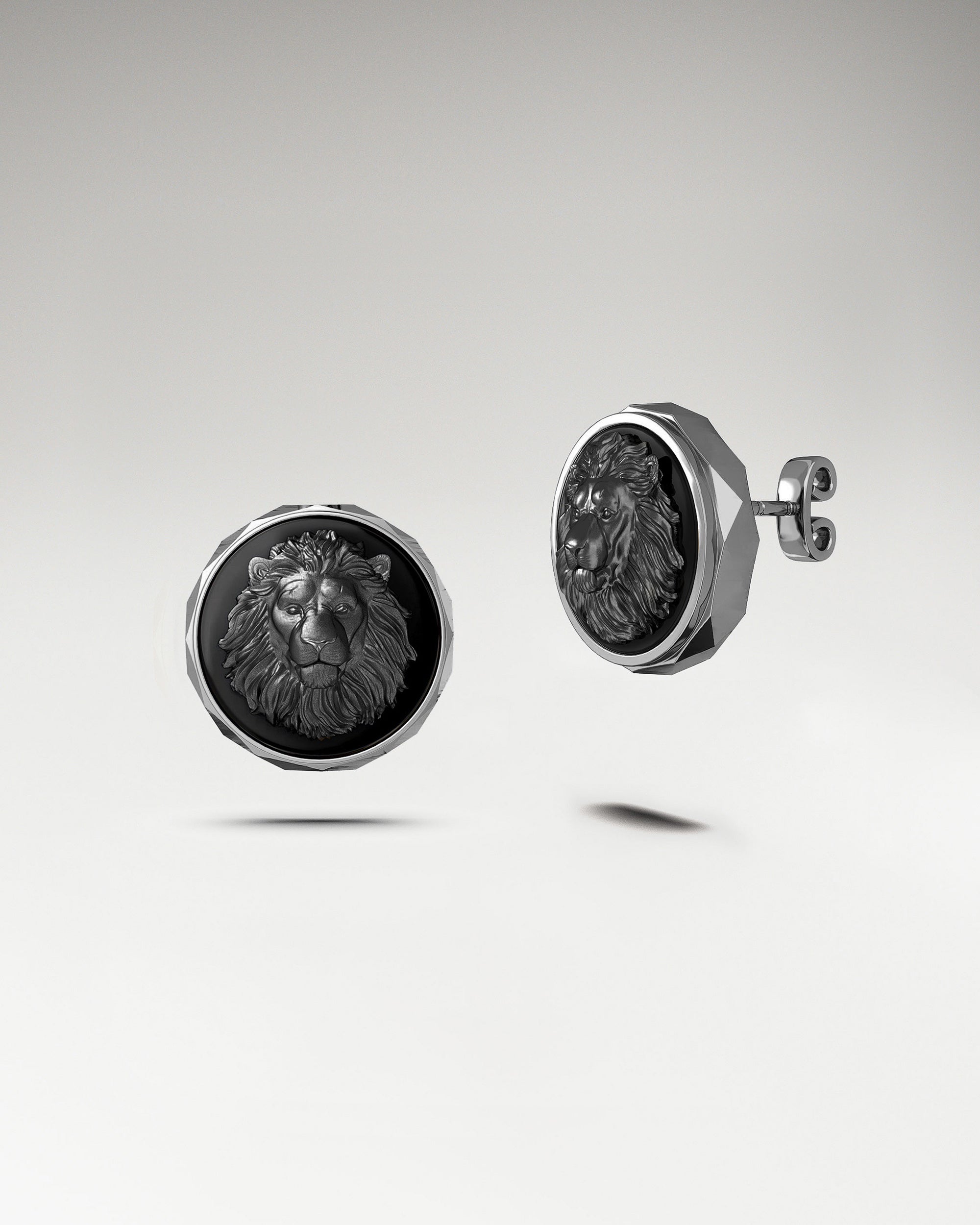 アビス ライオン スタッド ピアス (スターリング シルバー、ブラック アゲート付き)