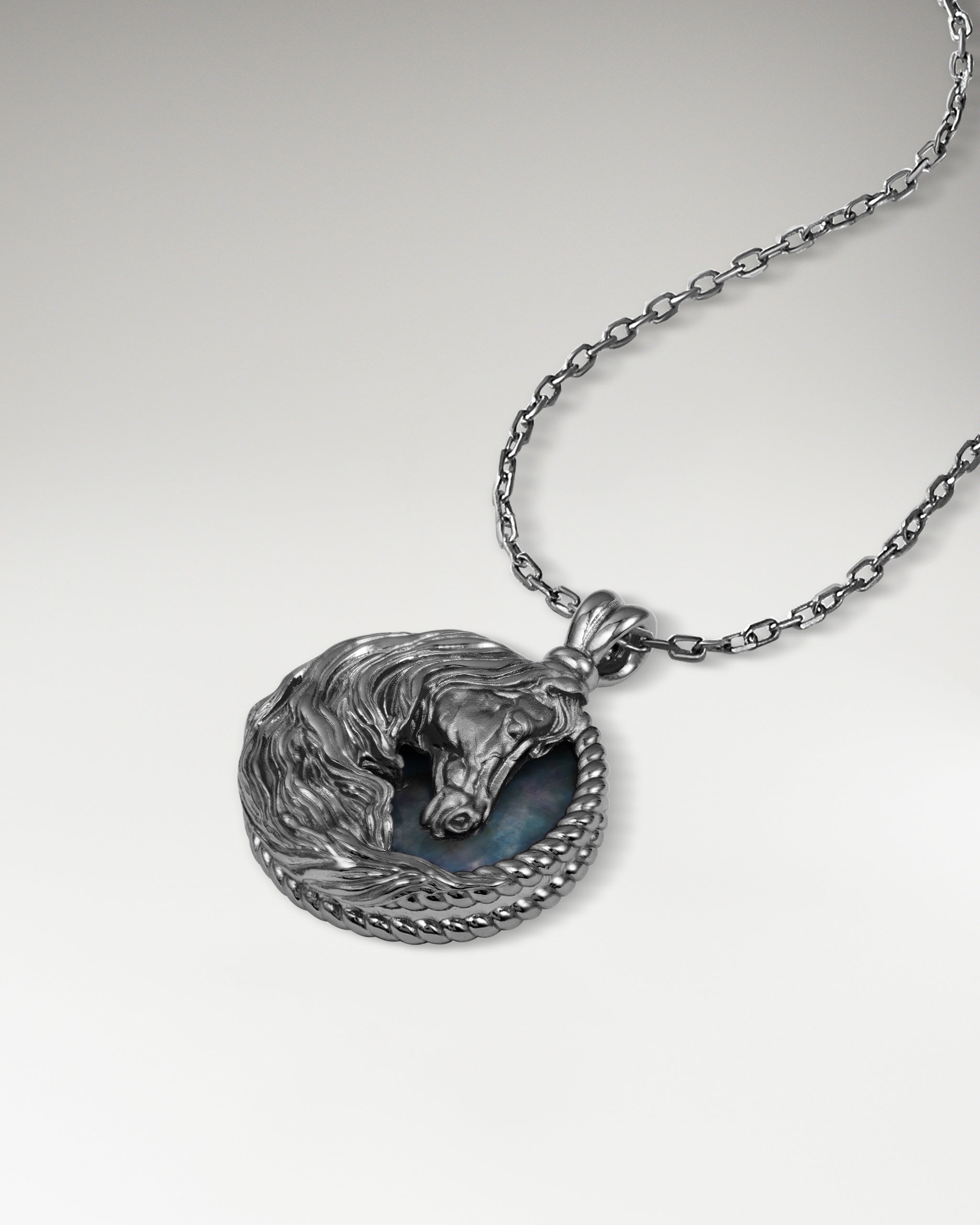 Colgante de escultura de caballo en plata de ley con lapislázuli