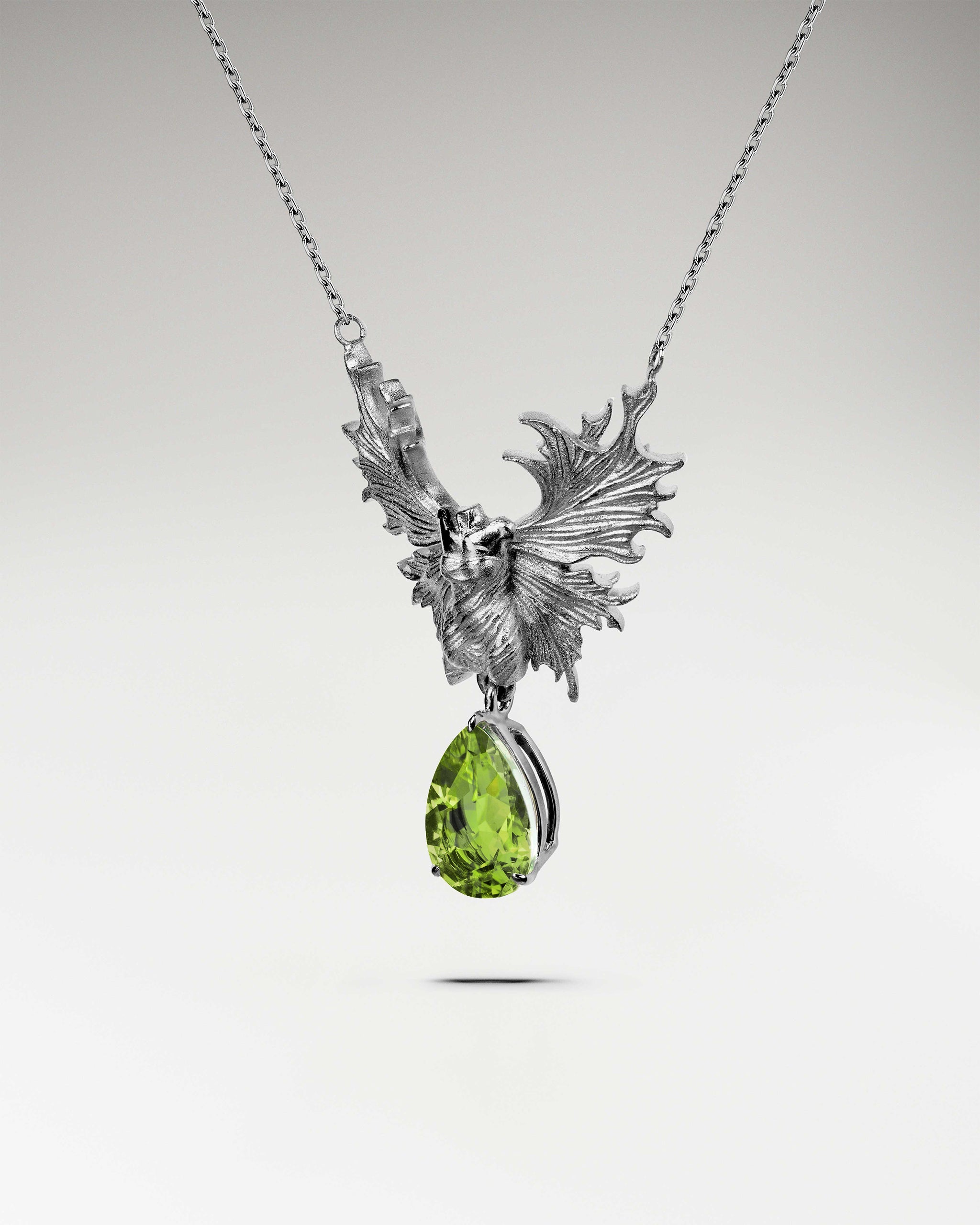 ブルートパーズ付きスターリングシルバーのガーディアンエンジェルネックレス