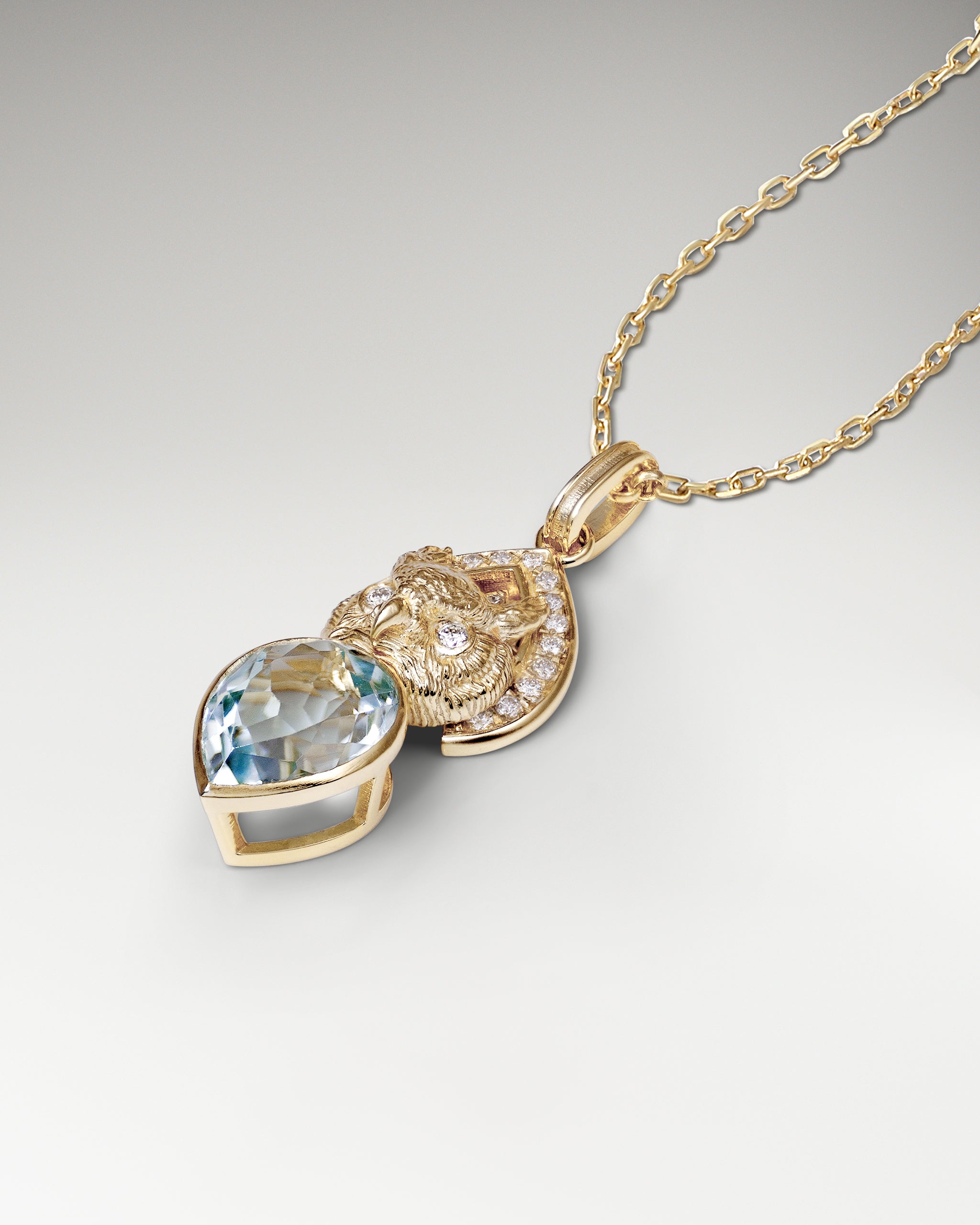 ブルートパーズ付きスターリングシルバーのガーディアンエンジェルネックレス