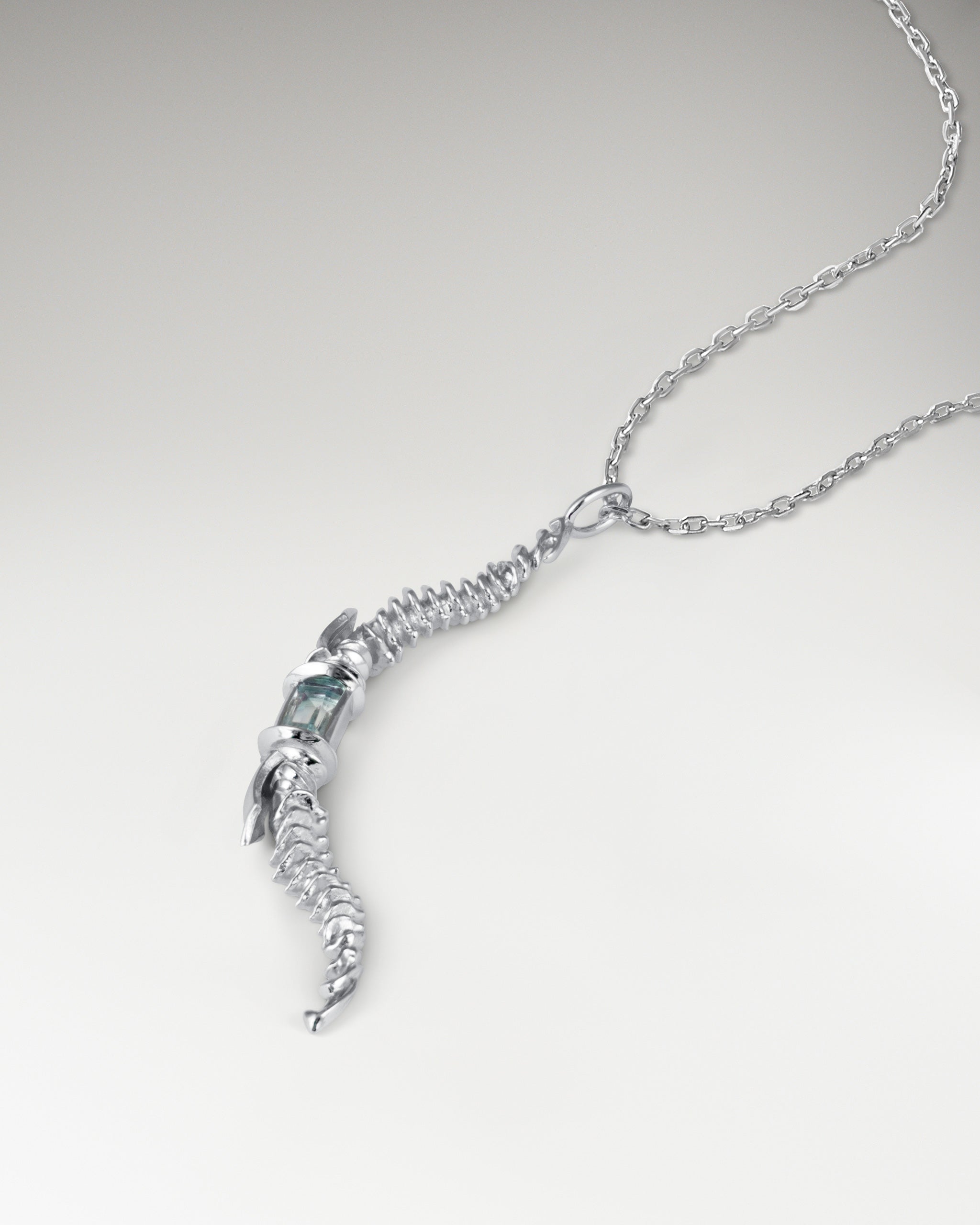 ブルートパーズ付きスターリングシルバーのガーディアンエンジェルネックレス