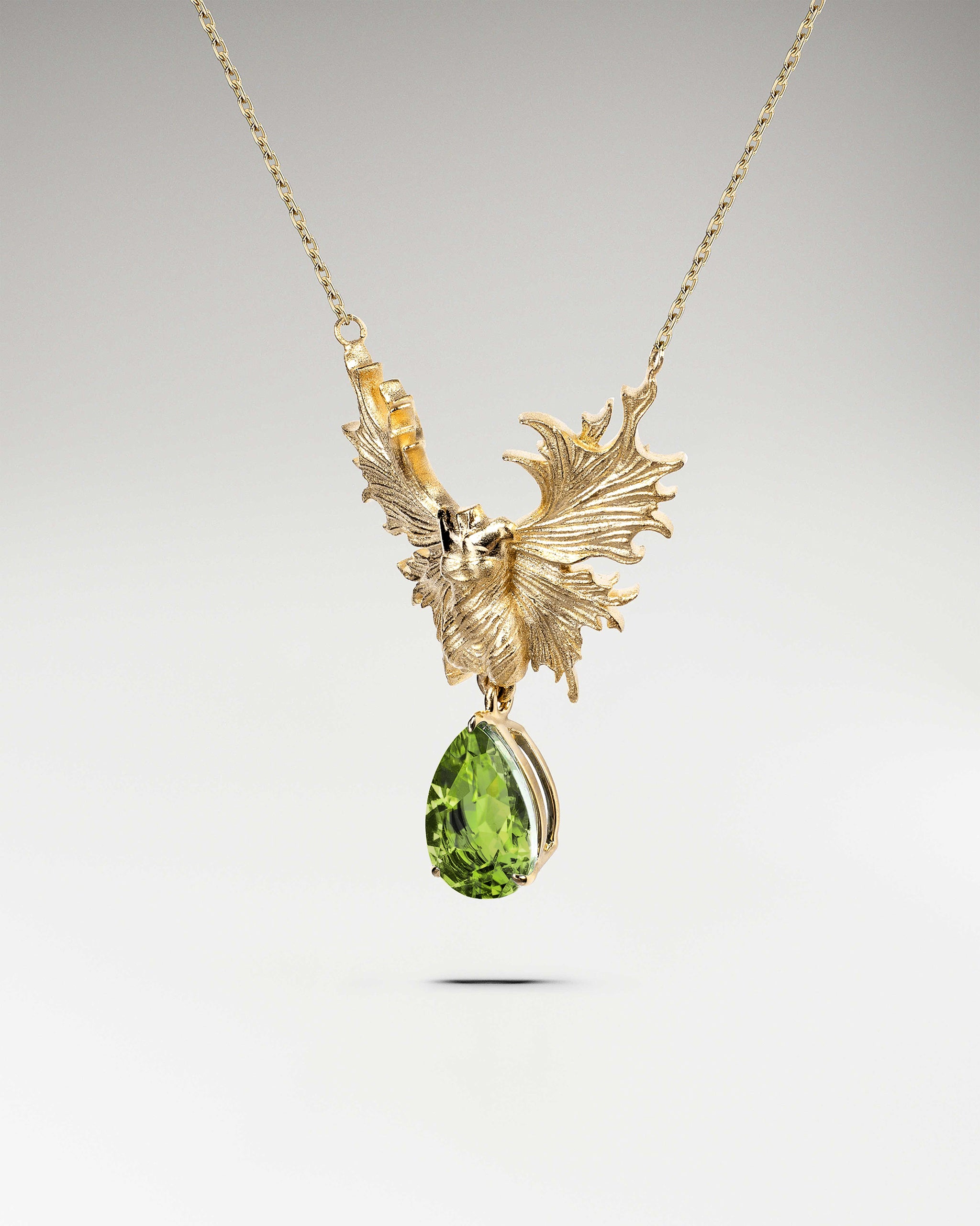 ブルートパーズ付きスターリングシルバーのガーディアンエンジェルネックレス