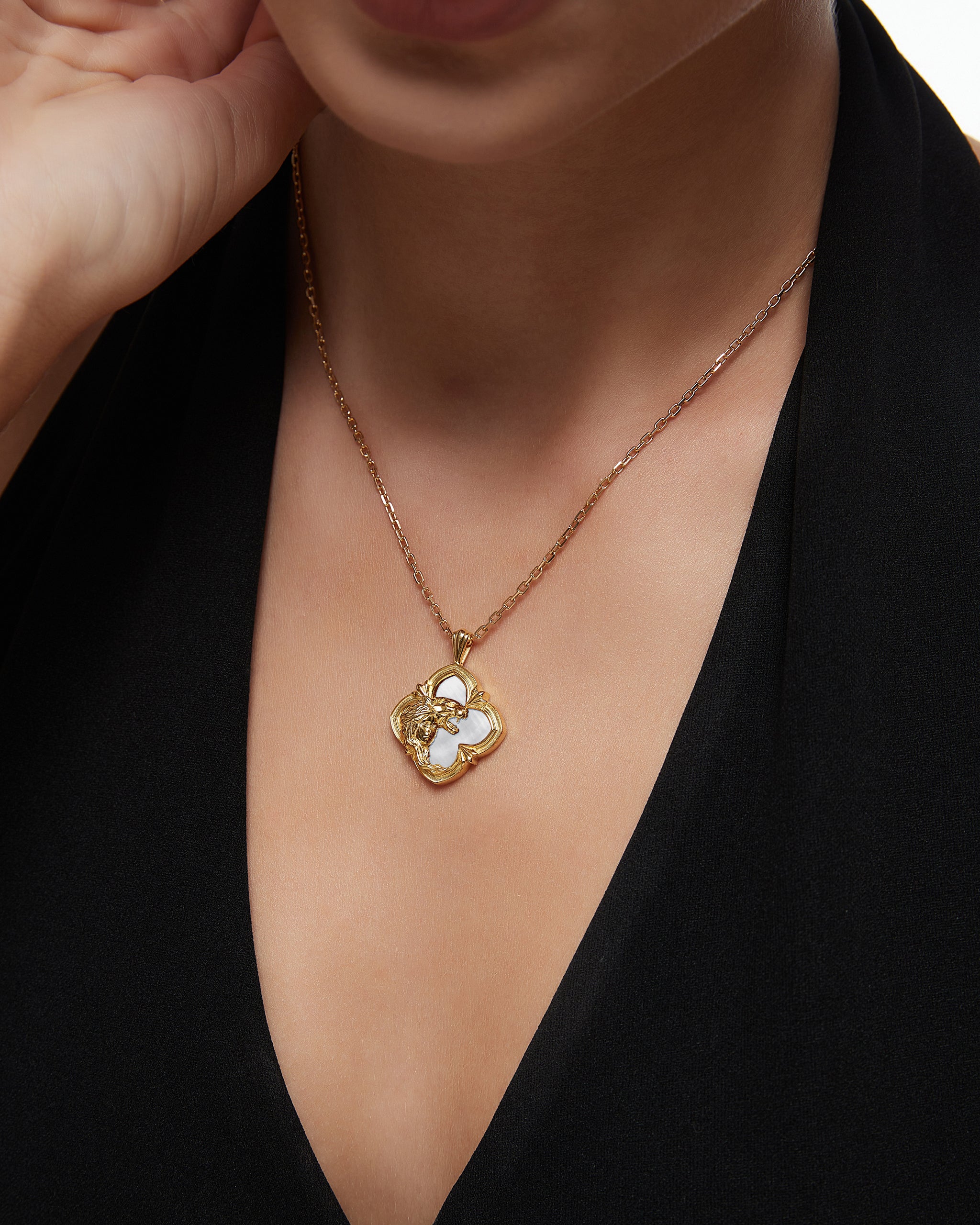 真珠層付きゴールドのワイルド エンカウンター ペンダント ネックレス