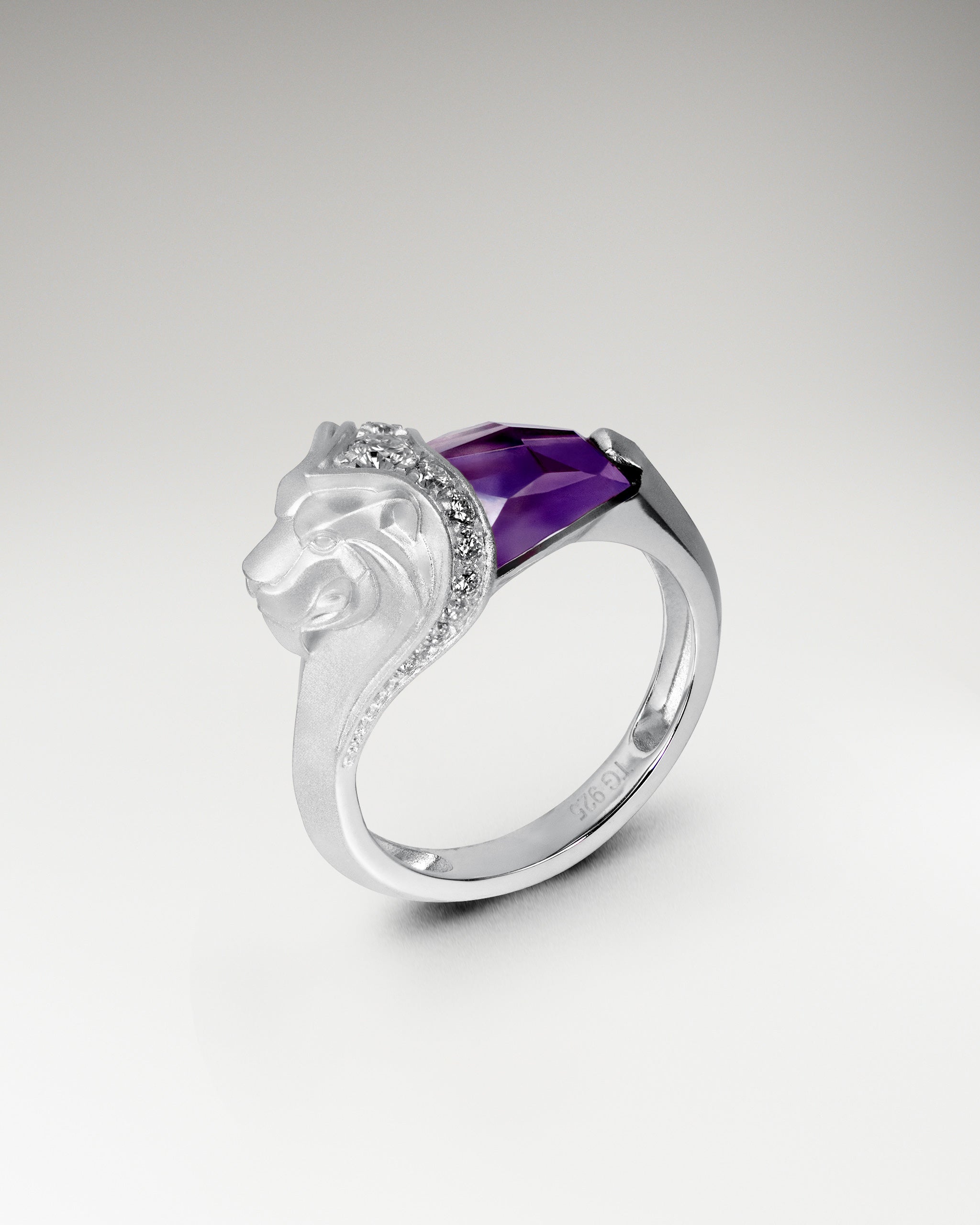 ガーネットとモアサナイトをあしらったスターリングシルバーのライオン スターライト リング