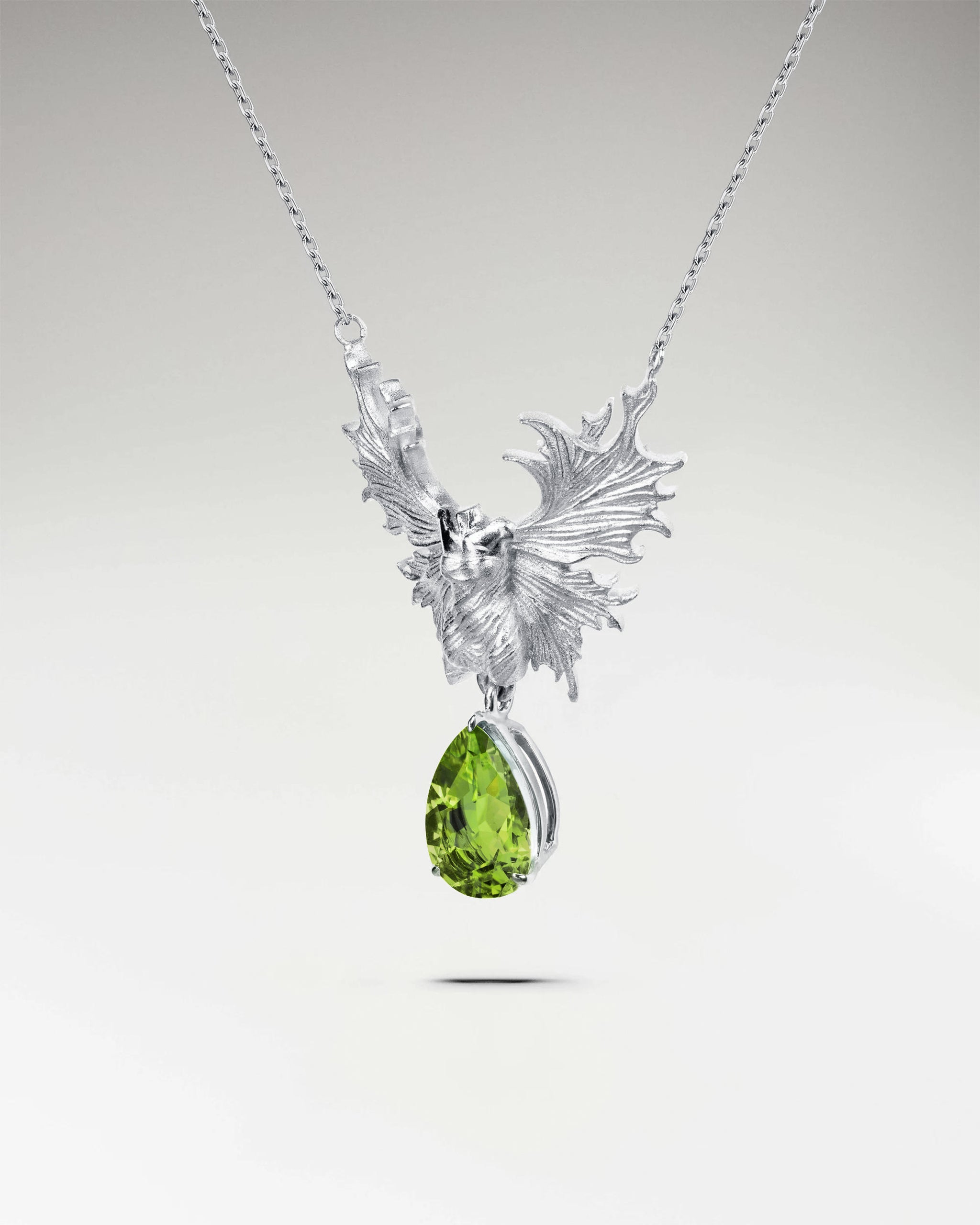 ブルートパーズ付きスターリングシルバーのガーディアンエンジェルネックレス