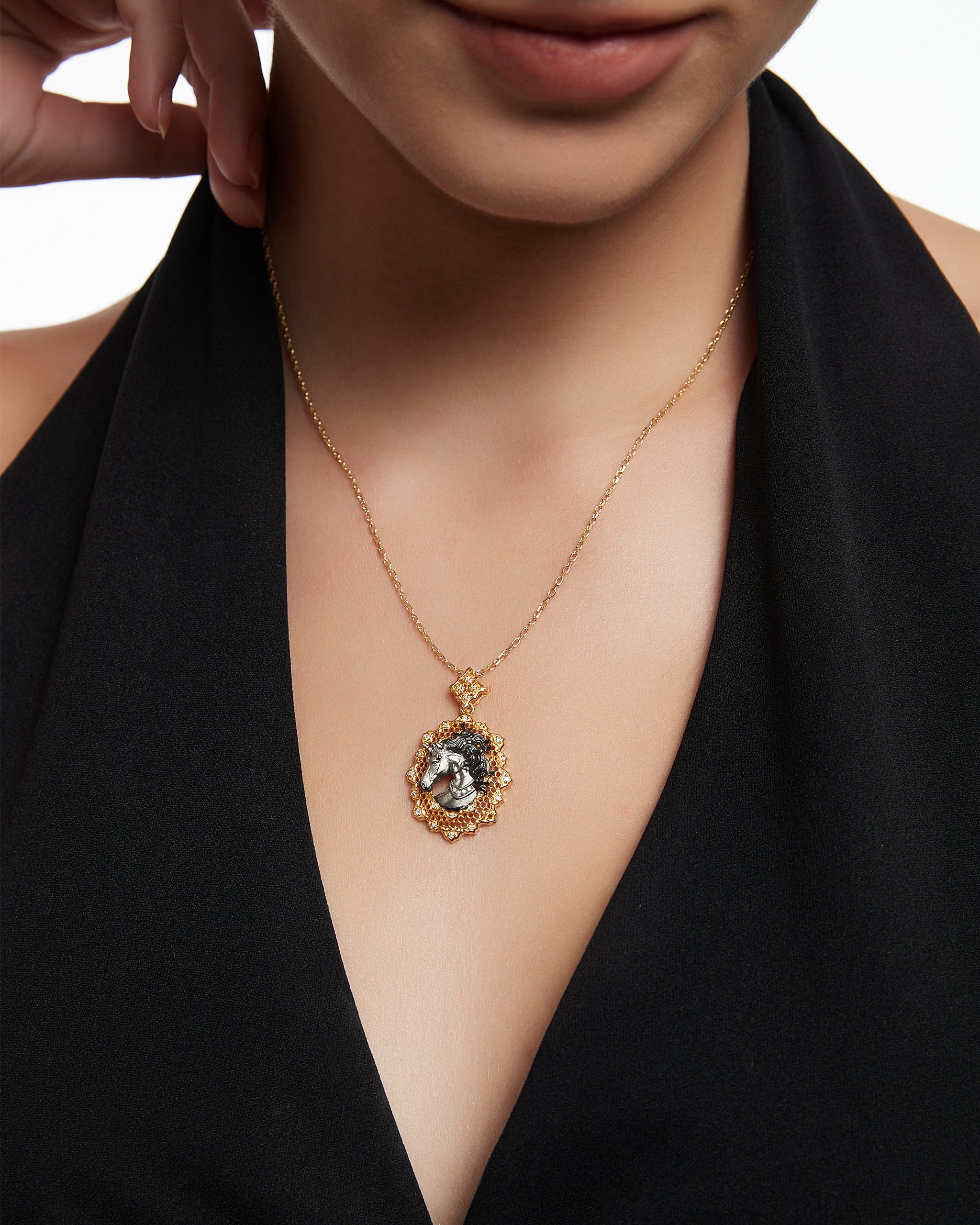 Pferdeskulptur-Anhänger aus Sterlingsilber mit Lapislazuli