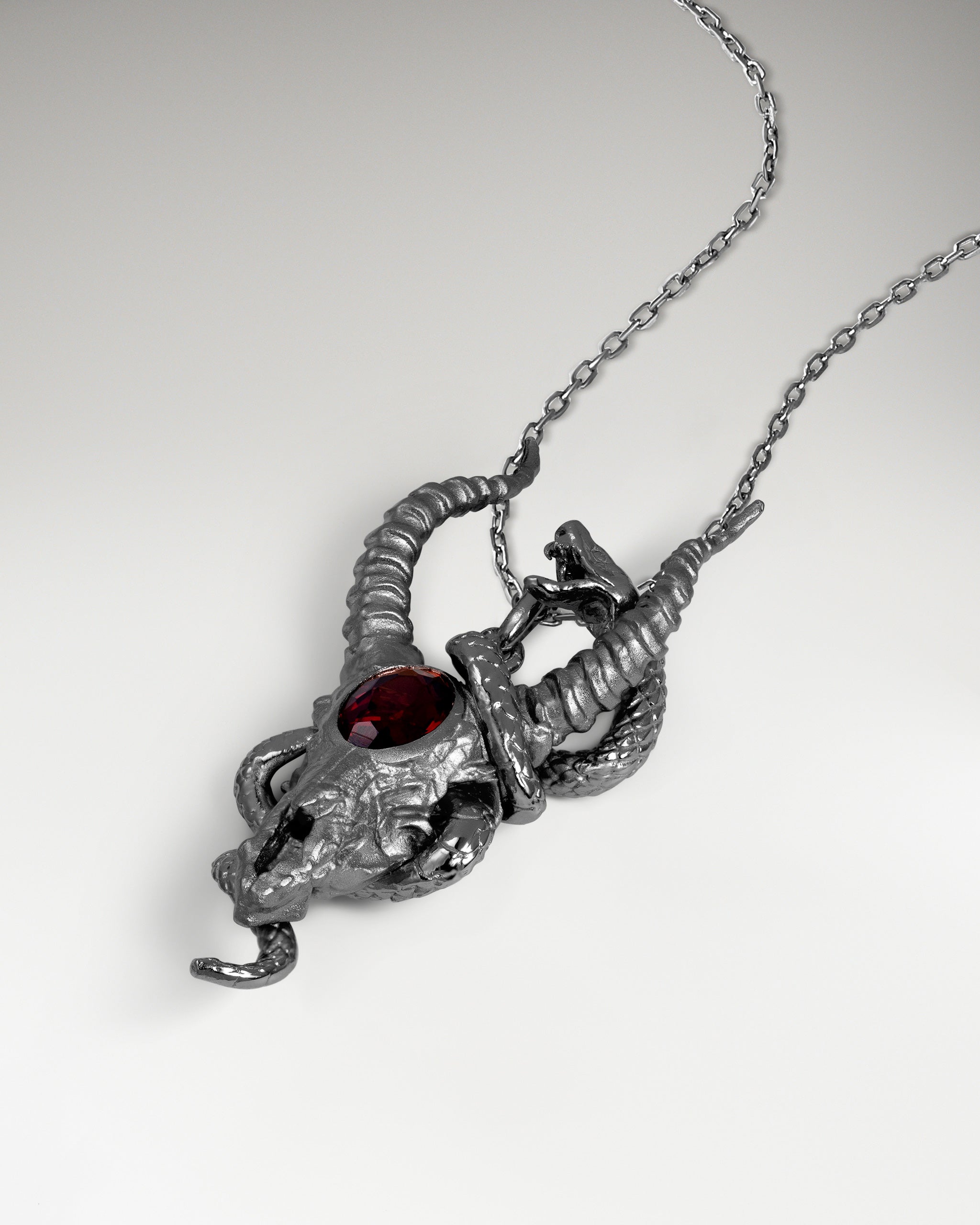 ブルートパーズ付きスターリングシルバーのガーディアンエンジェルネックレス