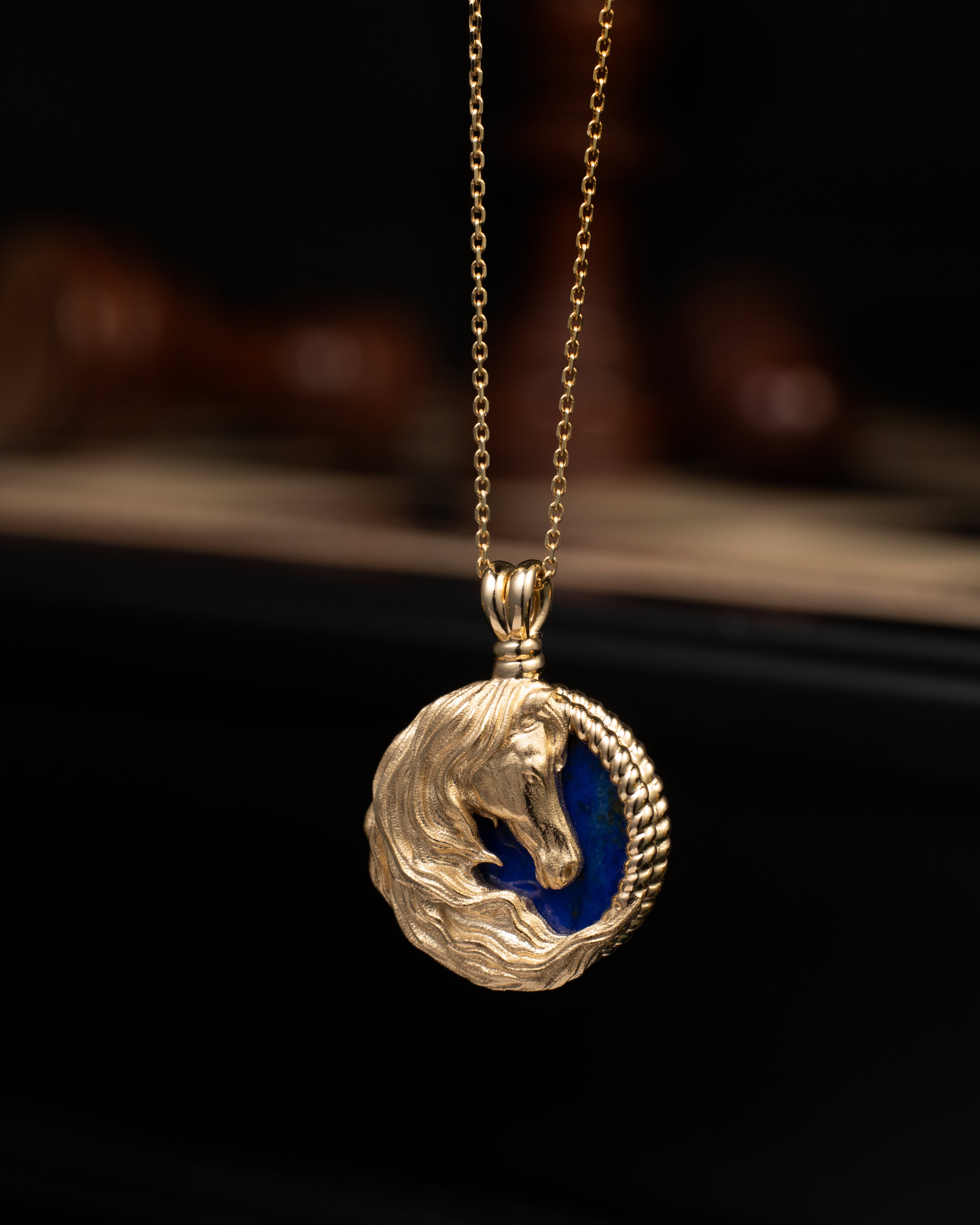 ラピスラズリを使用したゴールドの馬の彫刻ペンダント