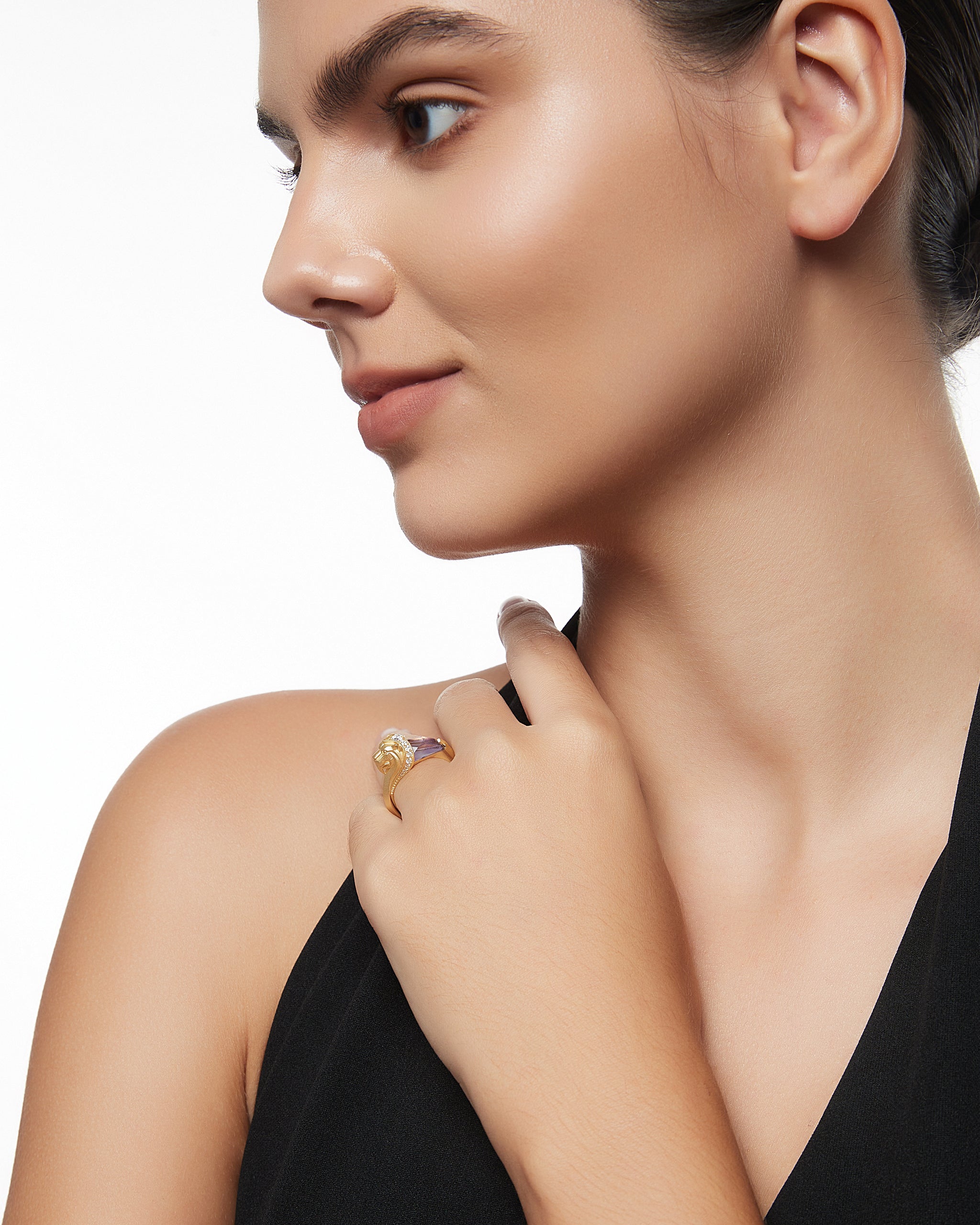 ガーネットとモアサナイトをあしらったスターリングシルバーのライオン スターライト リング