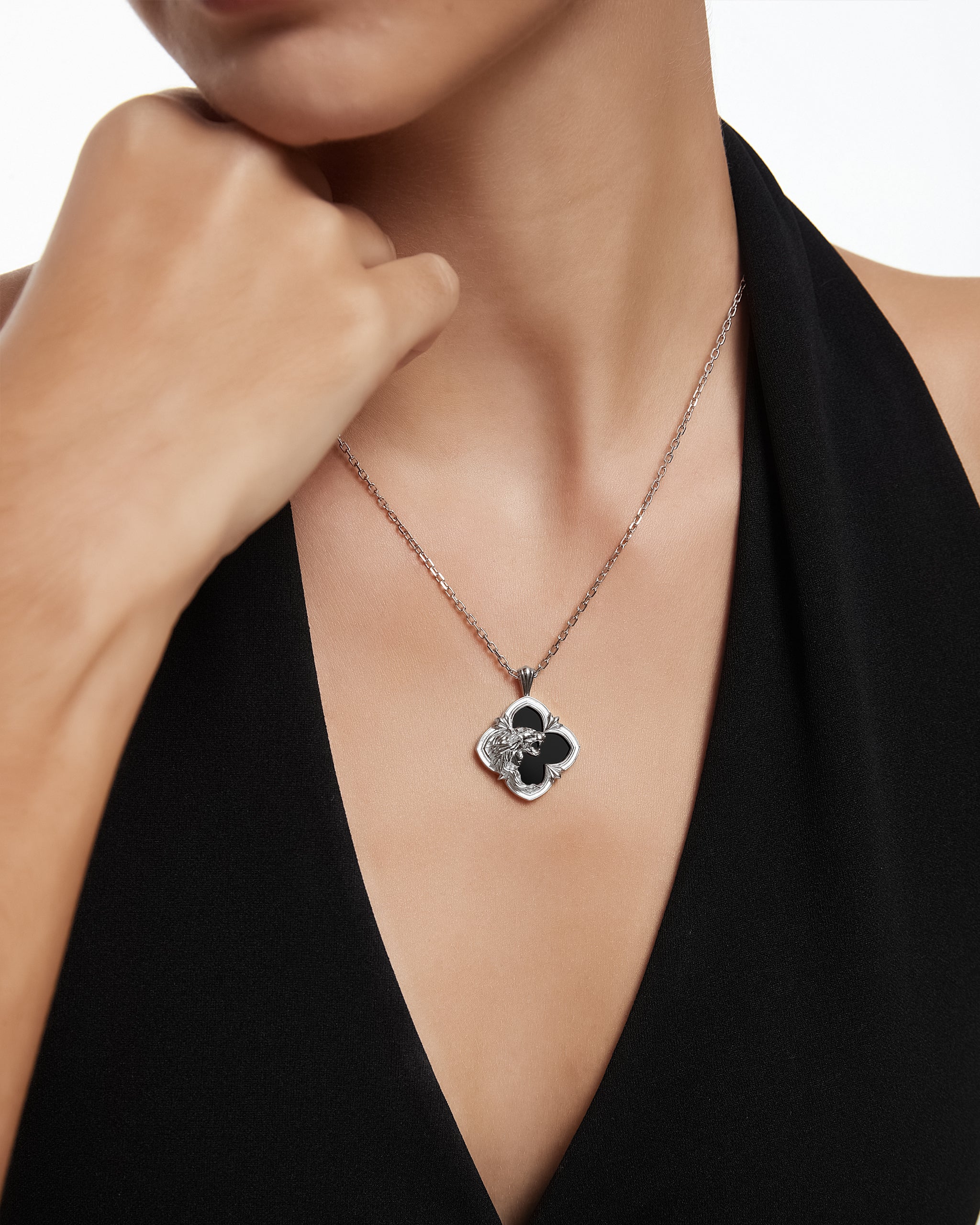 ブラックメノウを使用したゴールドのワイルドエンカウンターペンダントネックレス