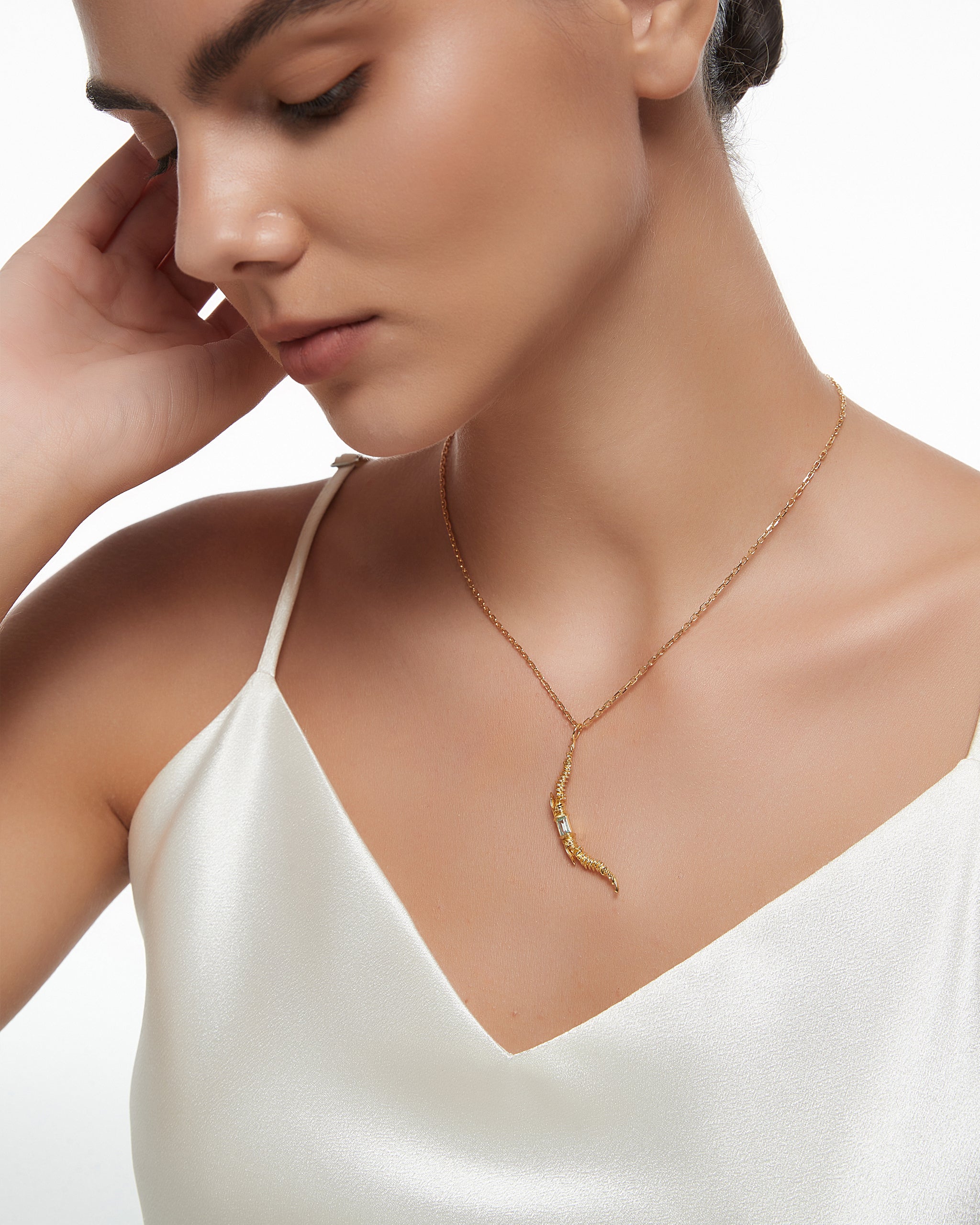 ブルートパーズ付きスターリングシルバーのガーディアンエンジェルネックレス