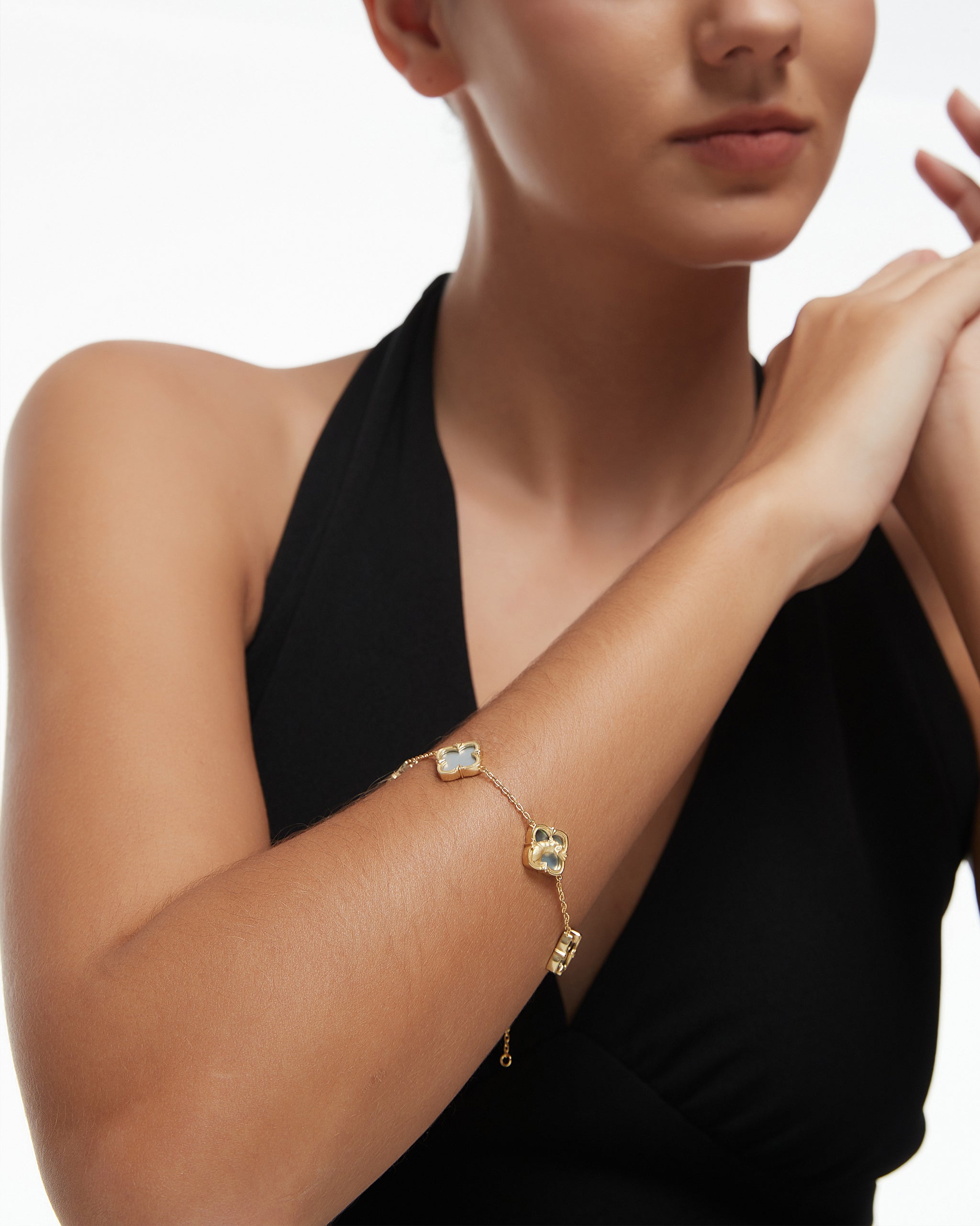 Aretes con forma de máscara de hoja de arce en plata de ley