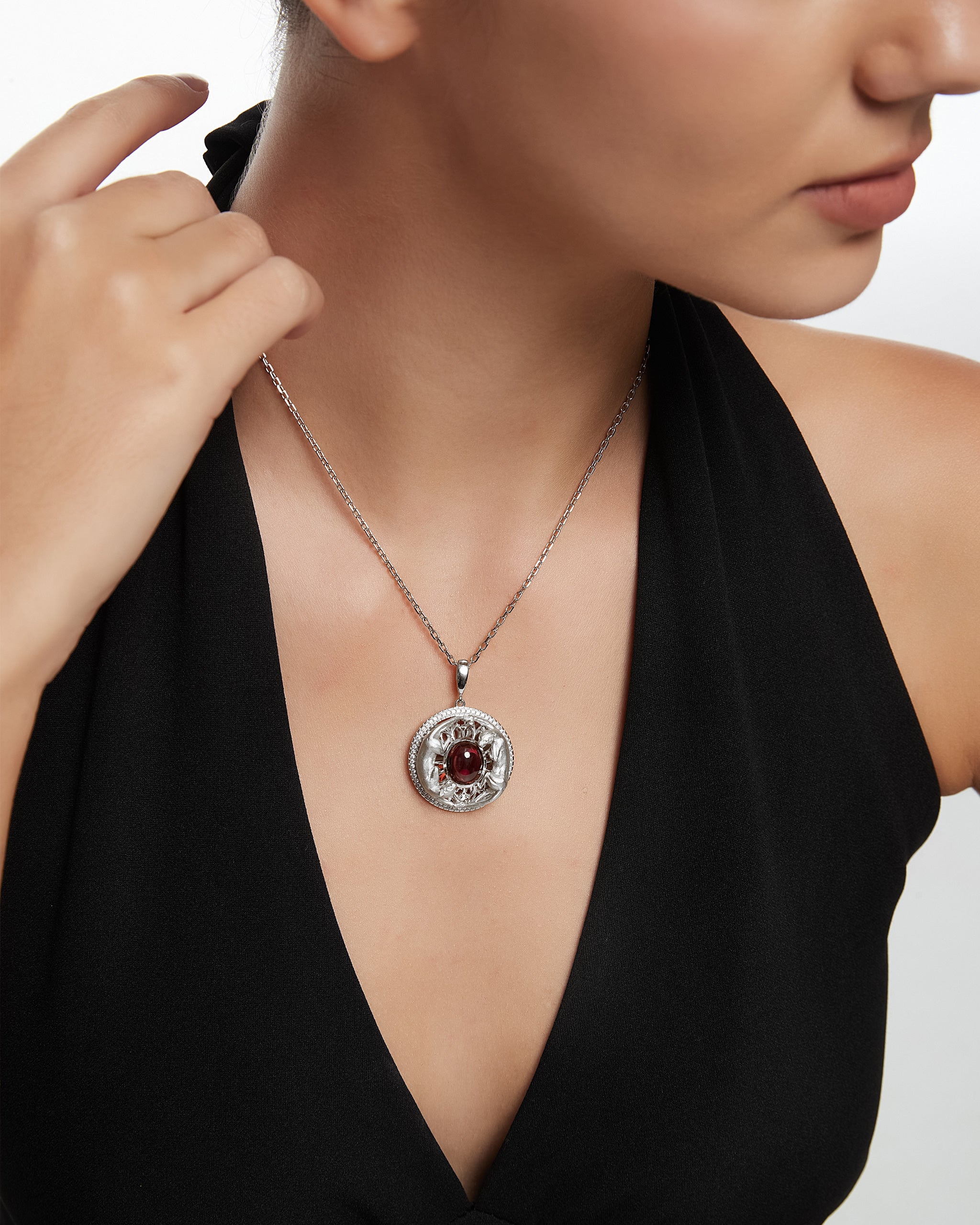 ペリドットとダイヤモンドをあしらったゴールドのツインパンサー メダリオン リング