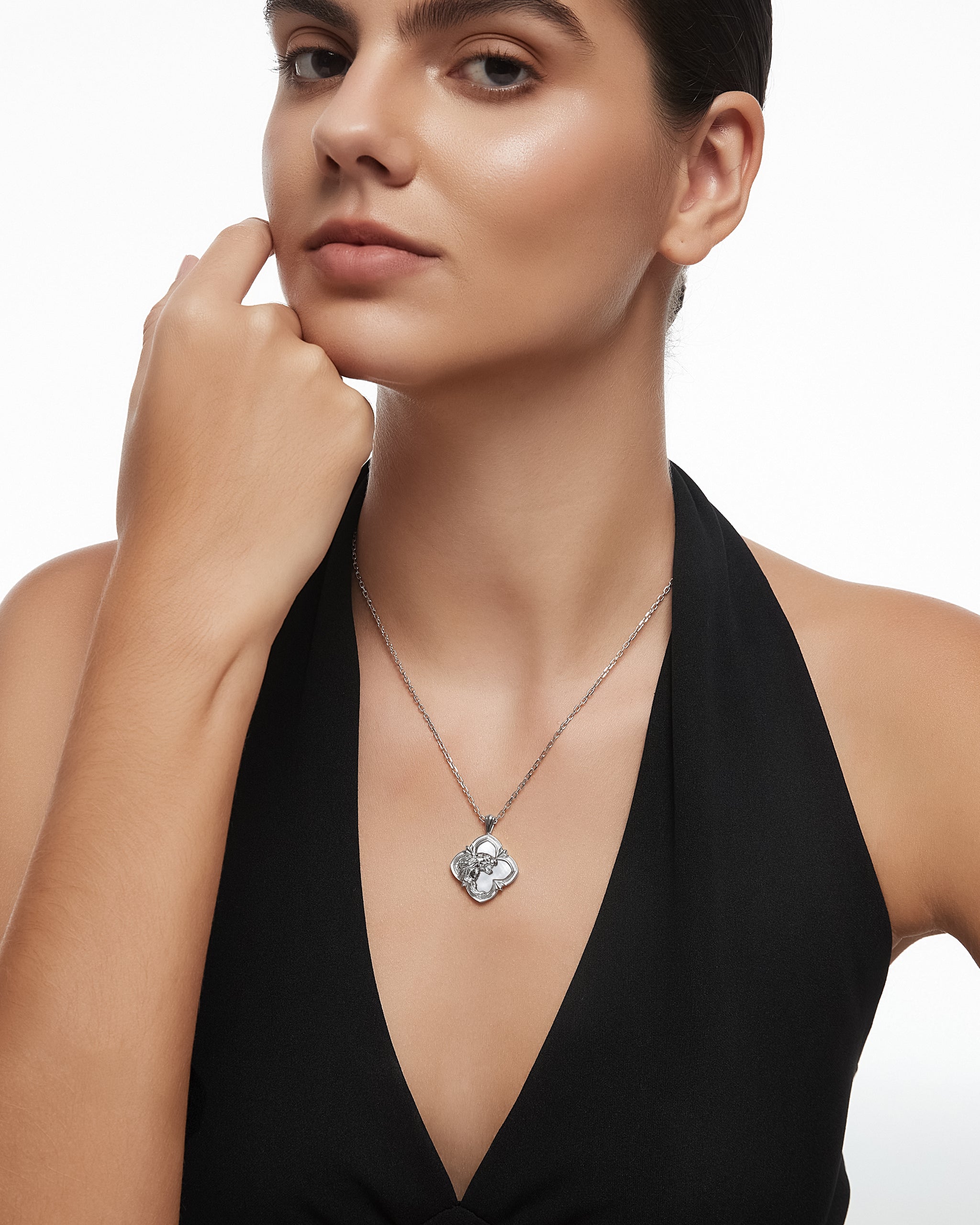 真珠層付きゴールドのワイルド エンカウンター ペンダント ネックレス